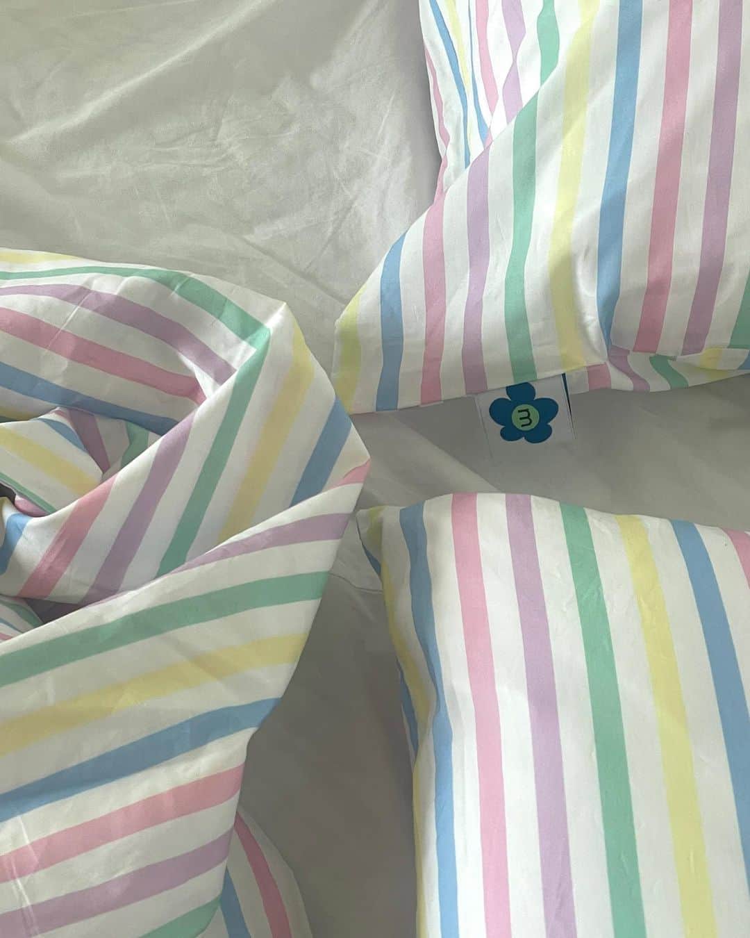 スアのインスタグラム：「내일부터 28일까지 더현대 지하2층 위마켓에서 @mmom.kr 팝업을 진행해요 ✿ 더현대 방문하시는분들 지나가면서 구경오세요 쿄쿄 이번에 새롭게 나오는 침구세트도 아주 귀엽다구요 (≧◡≦) ♡」