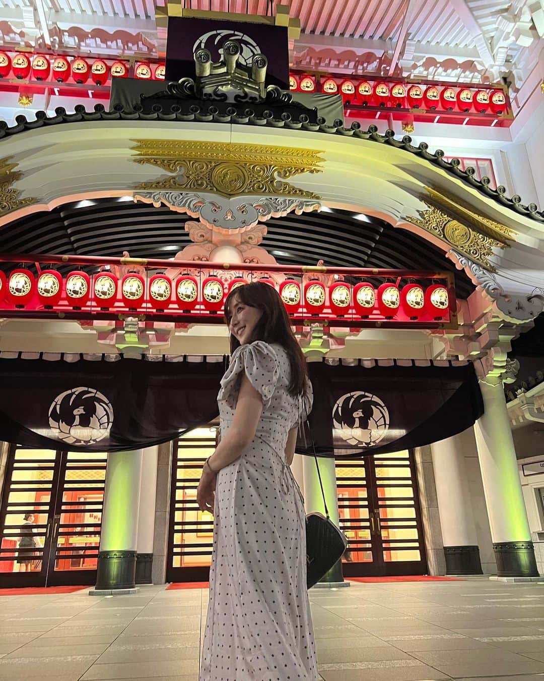 村上麻衣さんのインスタグラム写真 - (村上麻衣Instagram)「夜の歌舞伎座って カッコいいですよね！  背景にして映ると、 なんだか合成写真みたいになりました😆  onepiece @snidel_official   . . お天気崩れてきましたね。 でもようやく、30度を超えない日が来てありがたいかもです☺️  #歌舞伎座 #ワンピースコーデ #ワンピース #スナイデル #snidel #アラフォーコーデ#japan」9月21日 16時05分 - maimaisue