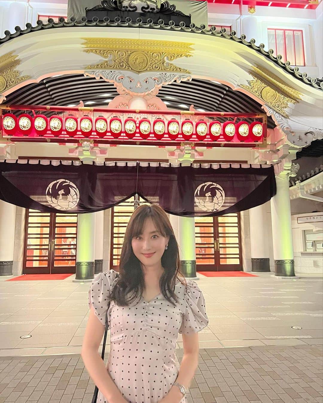 村上麻衣のインスタグラム：「夜の歌舞伎座って カッコいいですよね！  背景にして映ると、 なんだか合成写真みたいになりました😆  onepiece @snidel_official   . . お天気崩れてきましたね。 でもようやく、30度を超えない日が来てありがたいかもです☺️  #歌舞伎座 #ワンピースコーデ #ワンピース #スナイデル #snidel #アラフォーコーデ#japan」
