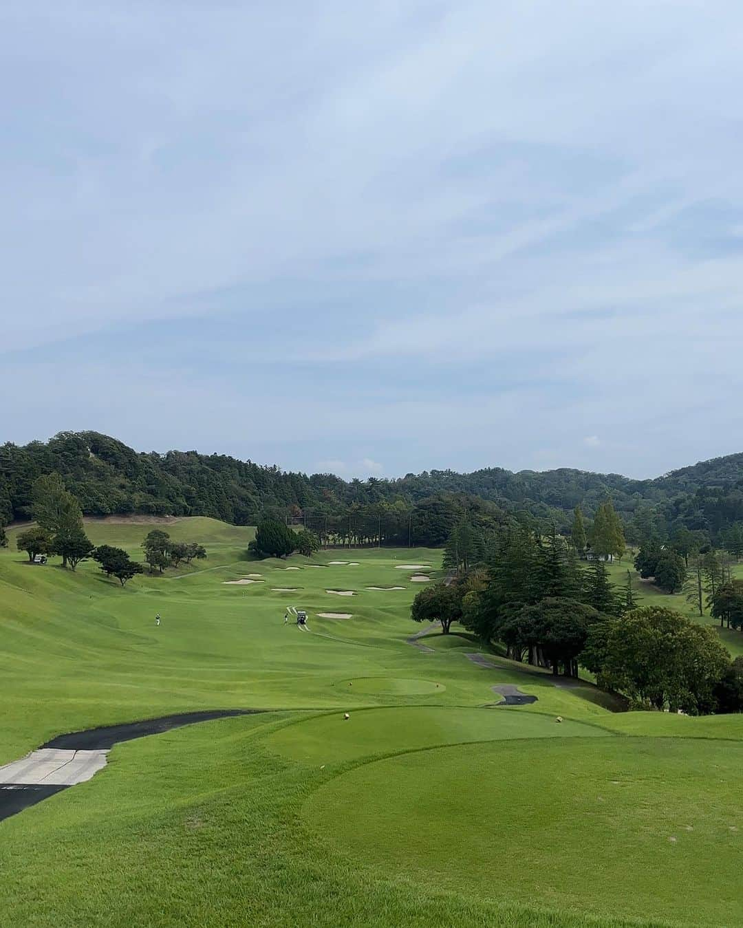 木村理恵さんのインスタグラム写真 - (木村理恵Instagram)「⛳️💚  昨日は上総モナークカントリークラブ🏌️‍♀️ 久しぶりに行って来たぁ🥰 めっちゃ暑くて最高☀️  3週間ぶりのゴルフはバンカーにやられながらも頑張った🤣w １３番ホールの13個バンカーは本当いつ見ても、うわぁー🤣ってなる🤣w(７枚目)  あと動画の打った後の顔なんなん？爆(４枚目) 結果は120だったけどまぁよく出来ました💮w  楽しかった〜🥰 次は来週なのでまた頑張ろ〜っと✊🔥  #golf#golfday #golfpics #callaway  #golfwear #golfapparel #fore #ゴルフ場#千葉ゴルフ #上総モナークカントリークラブ  #ゴルフウェア#ゴルフ女子 #ゴルフ#ゴルフ好き」9月21日 16時07分 - rierienari1229