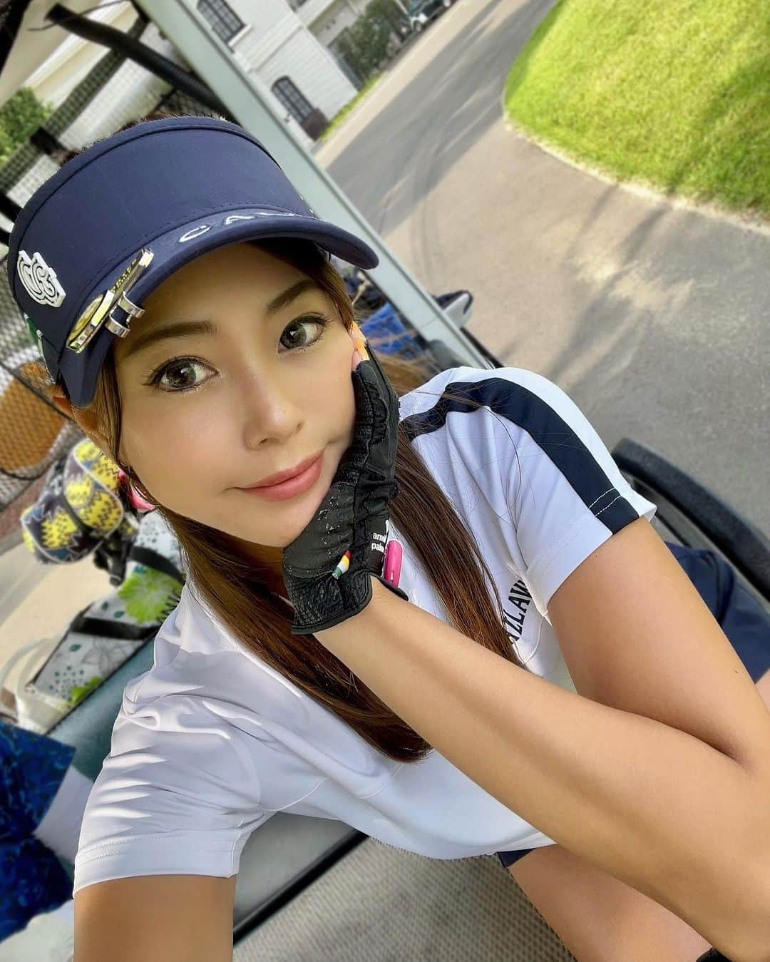 木村理恵のインスタグラム：「⛳️💚  昨日は上総モナークカントリークラブ🏌️‍♀️ 久しぶりに行って来たぁ🥰 めっちゃ暑くて最高☀️  3週間ぶりのゴルフはバンカーにやられながらも頑張った🤣w １３番ホールの13個バンカーは本当いつ見ても、うわぁー🤣ってなる🤣w(７枚目)  あと動画の打った後の顔なんなん？爆(４枚目) 結果は120だったけどまぁよく出来ました💮w  楽しかった〜🥰 次は来週なのでまた頑張ろ〜っと✊🔥  #golf#golfday #golfpics #callaway  #golfwear #golfapparel #fore #ゴルフ場#千葉ゴルフ #上総モナークカントリークラブ  #ゴルフウェア#ゴルフ女子 #ゴルフ#ゴルフ好き」