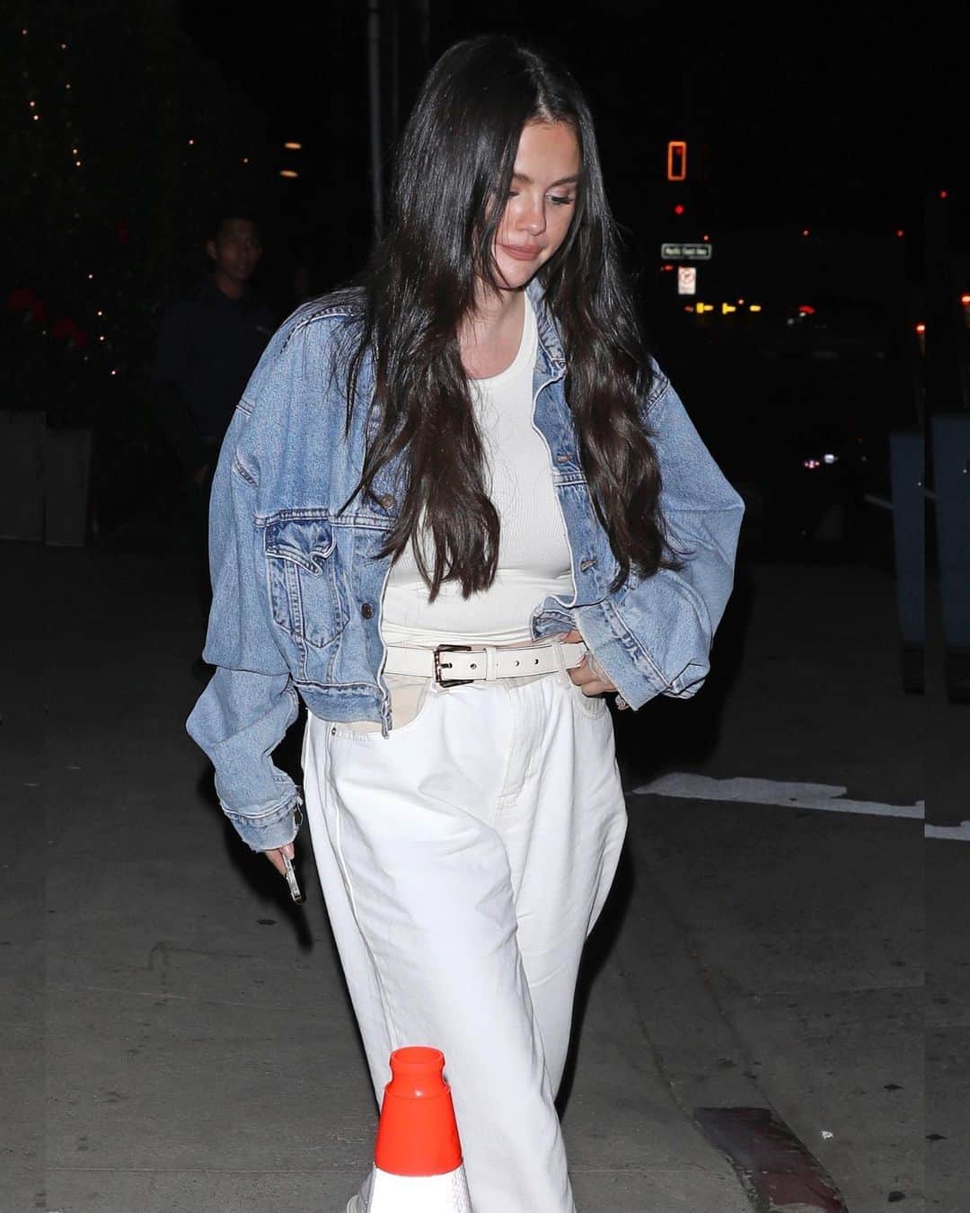 Just Jaredさんのインスタグラム写真 - (Just JaredInstagram)「Selena Gomez steps out in a chic denim jacket for a bite to eat with some friends at Giorgio Baldi in Los Angeles #SelenaGomez Photos: Backgrid」9月21日 16時07分 - justjared