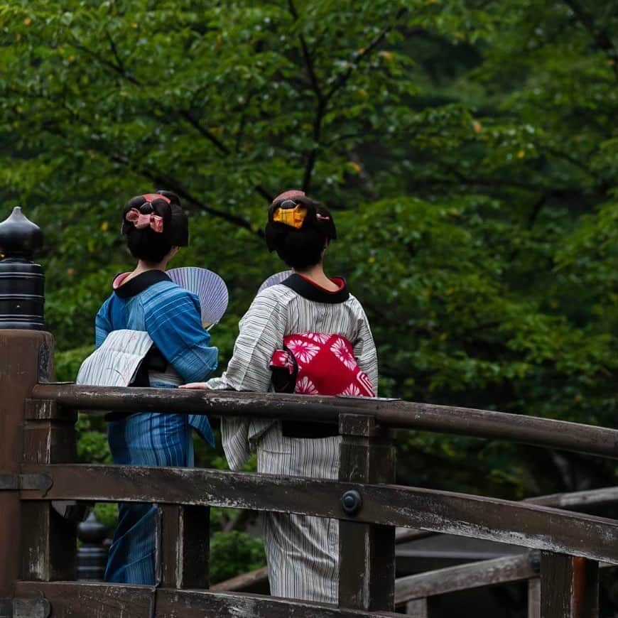 江戸ワンダーランド 日光江戸村のインスタグラム：「・ 女子旅 | girls trip いつもより、おしゃべりな旅。 A more chatty trip than usual. ・　 ・ #edowonderland #edo #kimono #日本の風景 #江戸ワンダーランド日光江戸村」
