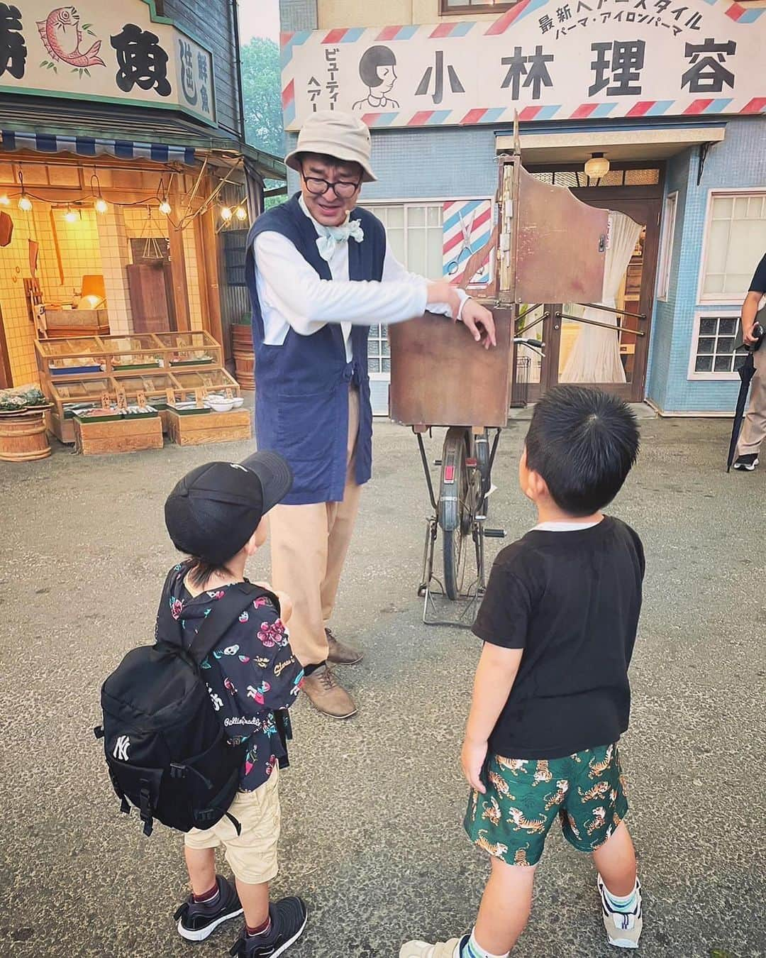 ダーブロウ有紗さんのインスタグラム写真 - (ダーブロウ有紗Instagram)「西武ゆうえんち🎡🎢🎠  リニューアルした西武遊園地に初めて行ってきました✨ ウルトラマンマニアで既に西武園常連のお友達と行ったよ👦🏻👦🏼  この日は夕方大雨でほとんど昭和レトロな商店街アーケードで過ごしたんだけど、紙芝居のおじさんが最高でした❤️ 私的に優勝🏅  息子がやっと100cm超えたので初激しめのアトラクションのウルトラマンとゴジラにも乗れたよ🙌 しっかり楽しんでた😂男の子だね〜  電車風レストランで豪華なご飯を食べたり🍽️🍹 ブギウギなショーを見たり💃🏼🕺🏻 大満足な1日でした😍  銭天童は雨で中止になっちゃったからリベンジしたいな❤️‍🔥 映えすぎて載せきれなかった写真がたくさん。。🫢  #西武ゆうえんち #西武遊園地 #昭和レトロ」9月21日 16時09分 - alisadurbrow