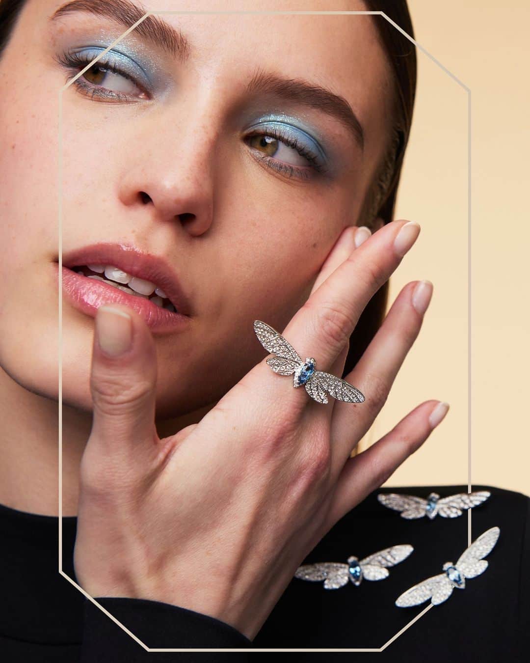 ブシュロンのインスタグラム：「Up for adoption⁣ ⁣ Cicada: Boucheron's newest addition to its bestiary. ⁣ Her favorite stone? Aquamarine.⁣ How to adopt her? As a ring, bracelet, earrings or necklace.⁣ Matching expression? Fly away⁣ ⁣ #BoucheronAnimals」