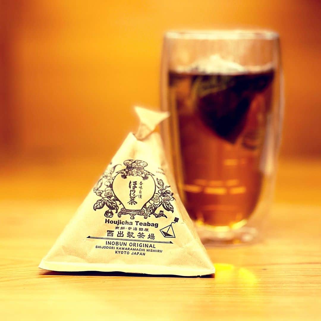 武井義明のインスタグラム：「京都のほうじ茶頂いた。  Houjicha is made by roasting sencha or bancha over a strong fire, and is said to have been established in Kyoto in the 1920s.」