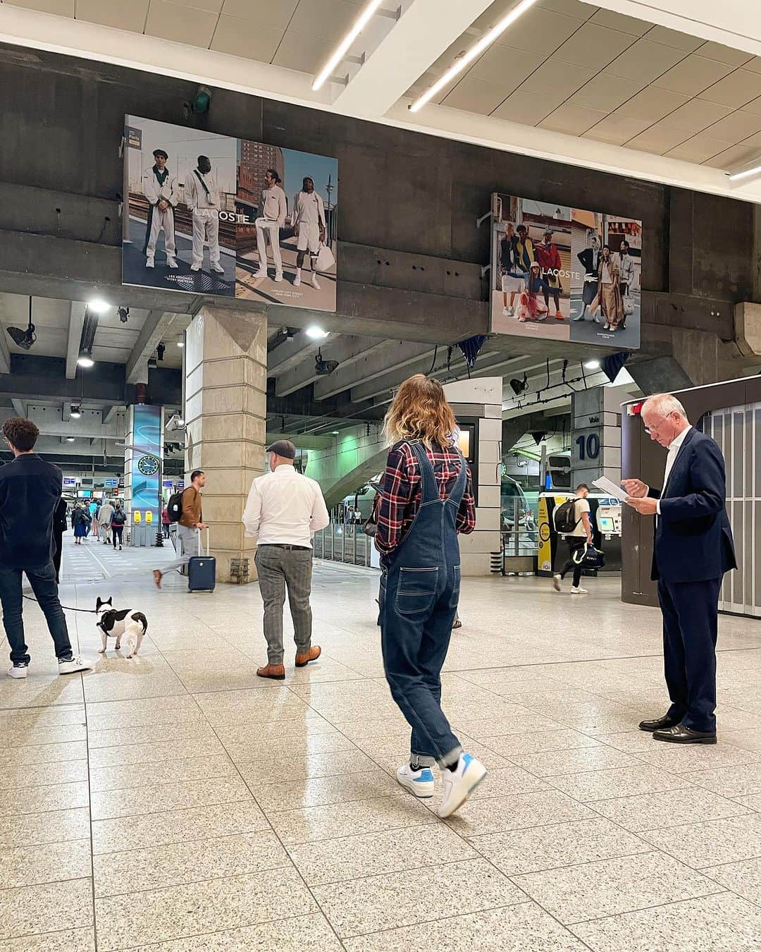猫沢エミのインスタグラム：「モンパルナス駅に彼を迎えに行ったのは、夜9時。  パリ市内にある《la gare-ラ・ギャール/駅》と名のつく駅に、地方や外国への電車が発着する（ちなみにメトロの駅はla station-ラ・スタスィオン と呼ばれる）。  駅や空港に誰かを迎えに行くのが好きだ。同じように大切な誰か待つ人々の表情を眺めながら、自分も大切な人を待っていると〝ここには愛しかないな〟と思えるから。  迎えに行くって愛だ。  それ以上に愛情深いのが見送りだ。見送る人は、ひとり残される寂しさを請け負って、旅立つ人に安心をあげるわけだから。  彼の乗った電車が着くまで、こんなことを考えていた。  ボルドーからの電車が着いて、たくさんの旅人が降りてきた。遠視の裸眼を駆使して、どのくらい早く彼を見つけられるか〝ひとり顔認証ゲーム〟をやってみたが、いつの間にか彼は先に私を見つけて、後ろから回り込んで「ワッ！」と驚かされた。  3日間の激務、お疲れさま。  晩ごはん、家に用意してあるよ。  #猫パリ　#猫沢エミのインターナショナル五十路ライフシフト  #猫沢エミリーパリへ行く」