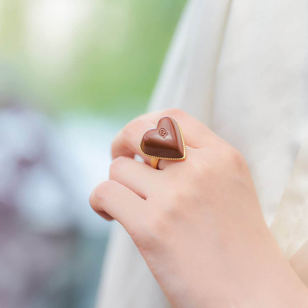 キューポットさんのインスタグラム写真 - (キューポットInstagram)「*⁠ 【CHOCOLATE】Love at first bite! Treat yourself to our irresistible chocolate jewelry - zero calories, all the love!😍❤️⁠ ⁠ https://intl.q-pot.jp/collections/no-chocolate-no-life⁠ ⁠ ⁠ #qpot #キューポット #sweetsaccessory #sweetslover #sweetstagram #madeinjapan #japanmade #japan #ootd ⁠ #jewellerylover #accessories #outfit #fashion #style #fashionjewelry #jewelrydesign #instajewelry #jewellery #shopping #fashionista #instafashion #handmade #jewelleryaddict  #jewelrygram #necklace #handmadejewelry #chocolate #chocolatelover #chocolateaddict」9月21日 16時16分 - press_qpot_international