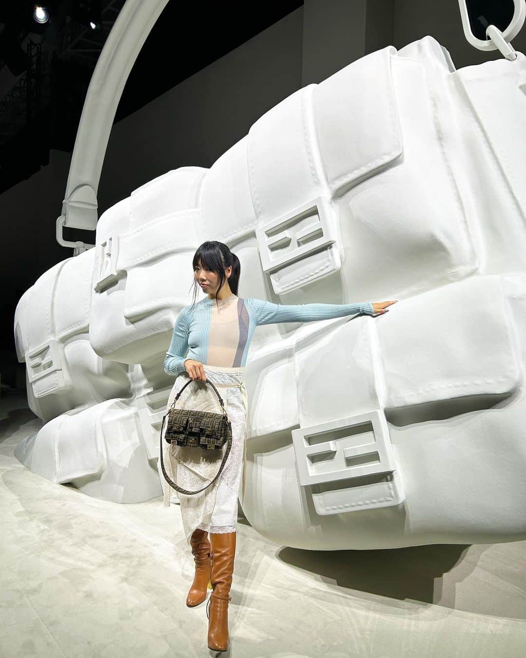 スージー・ロウのインスタグラム：「The weight of a brand @fendi #FendiSS24 made concrete in the giant bags (the multipocket baguette !) along the runway that then made way for a serious @mrkimjones outing (that Max Richter/Dinah Washington combo !) of Karl-esque vibrant colour blocking, geometry of F knits and leathers and Roman architected tailoring Then said ciaooooo to my short trip to Milan with an Aperol of course」