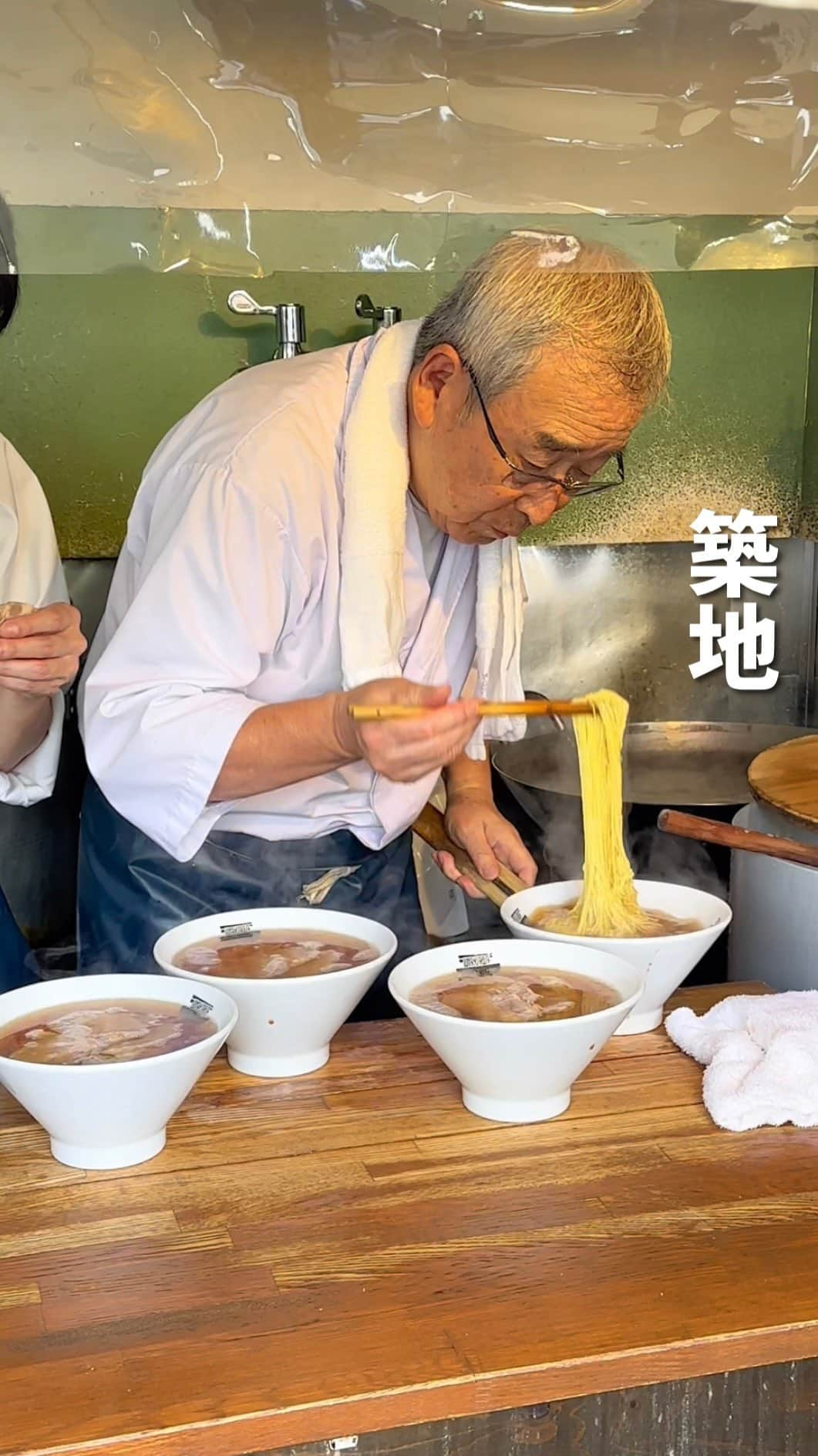 ウルフのインスタグラム：「気になる味やコスパなどお店詳細はコチラ👇 自ら食べ歩いて正直食レポしてます！ @wolf.0313 で行きたいお店を参考にしてね！ ⁡ 【築地　#若葉 @tsukijiwakaba 】 ⁡ 創業昭和30年！66年続く老舗ラーメン店🐺 ⁡ 中華そば　900円（税込） ⁡ 朝からラーメンなんか食べれない。そう思うでしょう。  しかし朝から並んでも食べたいラーメンがここにある。  スープは鶏がらベースで脂も少なくてあっさりしている 朝から昼くらいまでしかやっていないため、朝ラーメンとしてはちょうどいい ⁡ 麺はちぢれた細麺でスープによく絡む ちゅるちゅるの麺は吸う時より口当たりと喉ごしがいい ⁡ スープがシンプルながらも他に真似できないなんとも深みある味わい シャキシャキメンマが最高で、チャーシューも噛むほどに肉の旨味が感じられて良き ⁡ 築地でラーメン？と思うかもだけどぜひ食べてほしい ⁡ 評価:AA ⁡ 味　　★★★★☆ 映え　★★★☆☆ コスパ★★★☆☆ 雰囲気★★★☆☆ 接客　★★★☆☆ ⁡ ごちそうさまでした🐺 ⁡ コロナの影響で営業時間や提供商品が異なる場合があるので、お店に電話などで確認してね！ ⁡ 何か質問や感想あればコメント、DMお待ちしてます😚 ⁡ また、ウルフを見て食べたら投稿やストーリーでタグ付けで知らせてくれると喜びます😚 いいねやコメントしにいくのでぜひ通知してね🥺 ⁡ ※美味しさ、映え、コスパの評価は注文した商品だけの個人的な評価になります。 ⁡ 🚃築地駅から徒歩4分 💺立食で12席ほど、めっちゃ狭い 📍東京都中央区築地4-9-11  ⏰ ［月・火・木・金・土］6:30～13:30 ［水・日］7:30～12:00 ⁡ #築地カフェ #築地グルメ #築地ランチ #銀座カフェ #銀座グルメ #銀座ランチ #東京カフェ #東京グルメ #東京ランチ #ウルフ築地 #japantrip #japanfood #instagood  ⁡ 📍 4-9-11 Tsukiji, Chuo-ku, Tokyo ⁡ A long-established ramen shop founded 66 years in Tsukiji The soup is based on chicken stock and has a light taste with little fat. It's only open from morning to noon, but there's a line Recommended for eating ramen at Tsukiji」