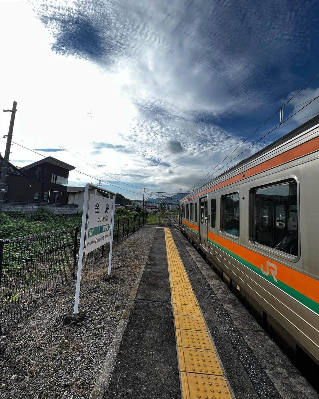 雨宮みずきさんのインスタグラム写真 - (雨宮みずきInstagram)「伊香保温泉👭♨️⛩🚠❤️  幸せになる輝望の鐘🥰🔔💖  伊香保温泉の最寄駅 渋川駅で降りそびれないように注意してね🤣 呑気に喋ってたら次の駅に行ってしまい やばいやばい通り過ぎたーーーってなって え！開かない開かないってなってたら ボタンを押さないと扉が開かないタイプ🚪 急いで押して降りれたと思ったら誰もいない無人駅で 折り返しの電車も1時間後😱 タクシー探してもいる気配なし、、、 暑い炎天下の中途方に暮れそうだったけど どうにか渋川駅からタクシーを呼べて 伊香保温泉街に行けました🤣🚕  トラブルもいい思い出🤣❤️❤️ 降りそびれた次の駅も記念に載せておく🥹🚉  タクシーの運転手さんから 伊香保温泉の歴史やおすすめのスポットなど たくさん教えていただいたよ👨🏻🚕 食後に迎えに行くよと言ってくれたり優しい人ばかり🥲🙏💕 身も心もたくさん癒されました🥹💕💕  #伊香保温泉 #輝望の鐘 #ときめきデッキ #伊香保石段街 #石段街 #伊香保神社 #河鹿橋」9月21日 16時30分 - ammymzk0926