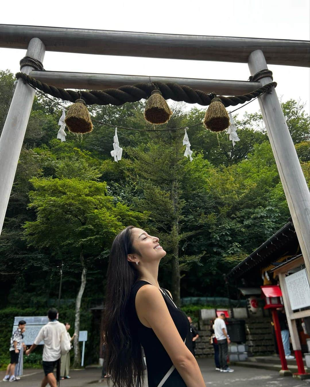 雨宮みずきさんのインスタグラム写真 - (雨宮みずきInstagram)「伊香保温泉👭♨️⛩🚠❤️  幸せになる輝望の鐘🥰🔔💖  伊香保温泉の最寄駅 渋川駅で降りそびれないように注意してね🤣 呑気に喋ってたら次の駅に行ってしまい やばいやばい通り過ぎたーーーってなって え！開かない開かないってなってたら ボタンを押さないと扉が開かないタイプ🚪 急いで押して降りれたと思ったら誰もいない無人駅で 折り返しの電車も1時間後😱 タクシー探してもいる気配なし、、、 暑い炎天下の中途方に暮れそうだったけど どうにか渋川駅からタクシーを呼べて 伊香保温泉街に行けました🤣🚕  トラブルもいい思い出🤣❤️❤️ 降りそびれた次の駅も記念に載せておく🥹🚉  タクシーの運転手さんから 伊香保温泉の歴史やおすすめのスポットなど たくさん教えていただいたよ👨🏻🚕 食後に迎えに行くよと言ってくれたり優しい人ばかり🥲🙏💕 身も心もたくさん癒されました🥹💕💕  #伊香保温泉 #輝望の鐘 #ときめきデッキ #伊香保石段街 #石段街 #伊香保神社 #河鹿橋」9月21日 16時30分 - ammymzk0926