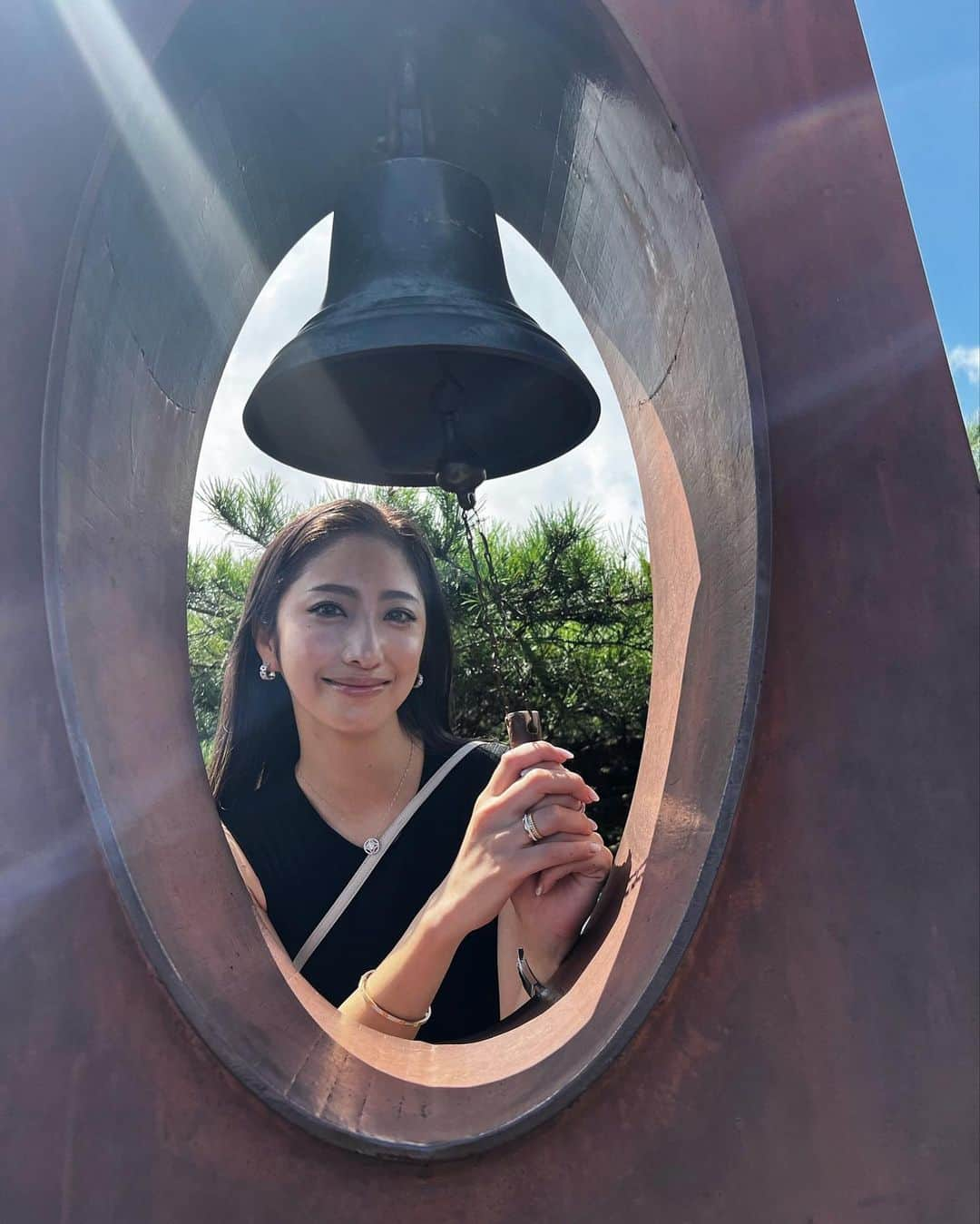 雨宮みずきのインスタグラム：「伊香保温泉👭♨️⛩🚠❤️  幸せになる輝望の鐘🥰🔔💖  伊香保温泉の最寄駅 渋川駅で降りそびれないように注意してね🤣 呑気に喋ってたら次の駅に行ってしまい やばいやばい通り過ぎたーーーってなって え！開かない開かないってなってたら ボタンを押さないと扉が開かないタイプ🚪 急いで押して降りれたと思ったら誰もいない無人駅で 折り返しの電車も1時間後😱 タクシー探してもいる気配なし、、、 暑い炎天下の中途方に暮れそうだったけど どうにか渋川駅からタクシーを呼べて 伊香保温泉街に行けました🤣🚕  トラブルもいい思い出🤣❤️❤️ 降りそびれた次の駅も記念に載せておく🥹🚉  タクシーの運転手さんから 伊香保温泉の歴史やおすすめのスポットなど たくさん教えていただいたよ👨🏻🚕 食後に迎えに行くよと言ってくれたり優しい人ばかり🥲🙏💕 身も心もたくさん癒されました🥹💕💕  #伊香保温泉 #輝望の鐘 #ときめきデッキ #伊香保石段街 #石段街 #伊香保神社 #河鹿橋」