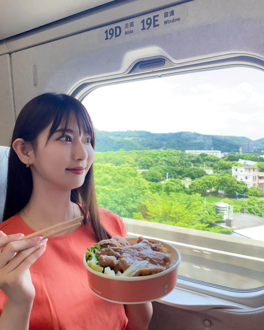 日野礼香さんのインスタグラム写真 - (日野礼香Instagram)「台湾の新幹線で駅弁🚄 いざ初の台南へ！  #taiwan #tainan #southtaiwan #trip #tripstagram #travel #travelstagram #taiwantrip #台南 #台湾 #新幹線 #駅弁 #海外旅行 #乗り鉄 #旅好き #旅好き女子 #タビジョ #旅スタグラム #台湾旅行 #台湾グルメ #台湾観光」9月21日 16時25分 - reicheru219