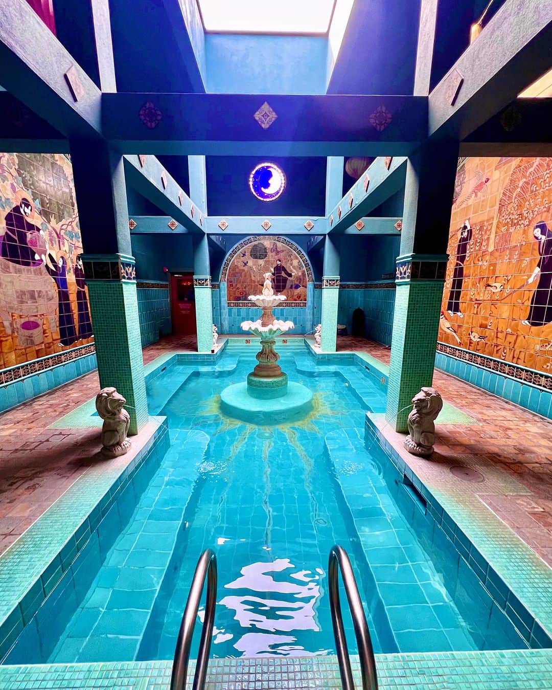 satoprimoさんのインスタグラム写真 - (satoprimoInstagram)「water therapy💙🧿 📍McMenamins Old St. Francis School  ずっと行ってみたかった1925年小学校だったところをリノベしたホテル  soaking pool🌞🧖‍♀️🌛 saltwaterだから死海の様に浮かべるよ🧜‍♀️  The benefits of Smoother, softer-feeling water Diminished chloramines formation Less odor Eco- & earth-friendly Gentle to hair, even colored or blonde Reduced eye irritation Soothing to skin Health benefits when using mineral salts Easily adjusted sanitizer level  #mcmenamins #mcmenaminsoldstfrancisschool #soakingpool #hotelpool #saltwaterpool #watertherapy」9月21日 16時25分 - satoprimo