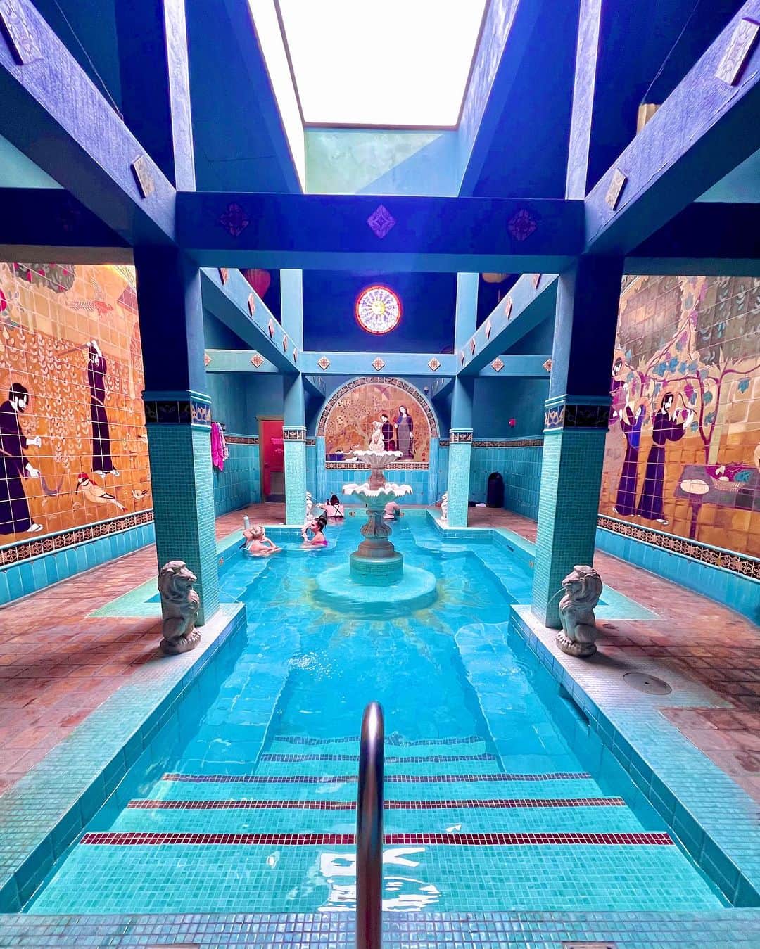 satoprimoさんのインスタグラム写真 - (satoprimoInstagram)「water therapy💙🧿 📍McMenamins Old St. Francis School  ずっと行ってみたかった1925年小学校だったところをリノベしたホテル  soaking pool🌞🧖‍♀️🌛 saltwaterだから死海の様に浮かべるよ🧜‍♀️  The benefits of Smoother, softer-feeling water Diminished chloramines formation Less odor Eco- & earth-friendly Gentle to hair, even colored or blonde Reduced eye irritation Soothing to skin Health benefits when using mineral salts Easily adjusted sanitizer level  #mcmenamins #mcmenaminsoldstfrancisschool #soakingpool #hotelpool #saltwaterpool #watertherapy」9月21日 16時25分 - satoprimo