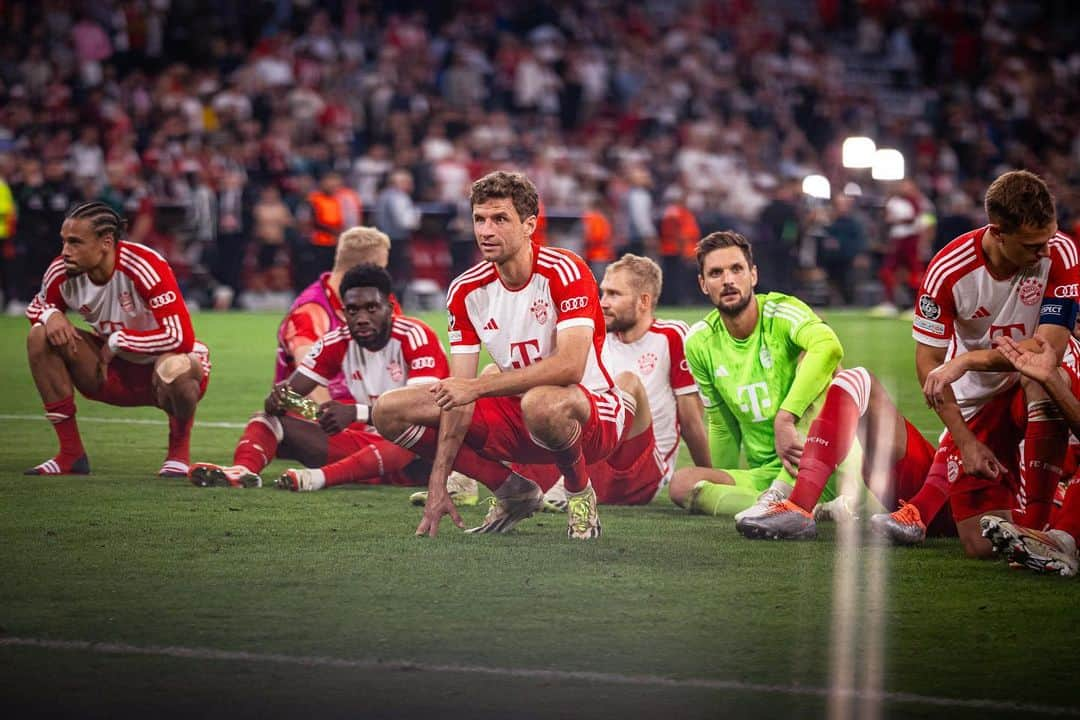 トーマス・ミュラーのインスタグラム：「Wow - 100 CL wins 💯  Without these amazing guys next to me this would not be possible. Thank you to all my teammates all over the last years 🫶🏼❤️  #together #fcbfamily #hellaufbegeistert #fastnochnebudegemacht #team #dankeboys」