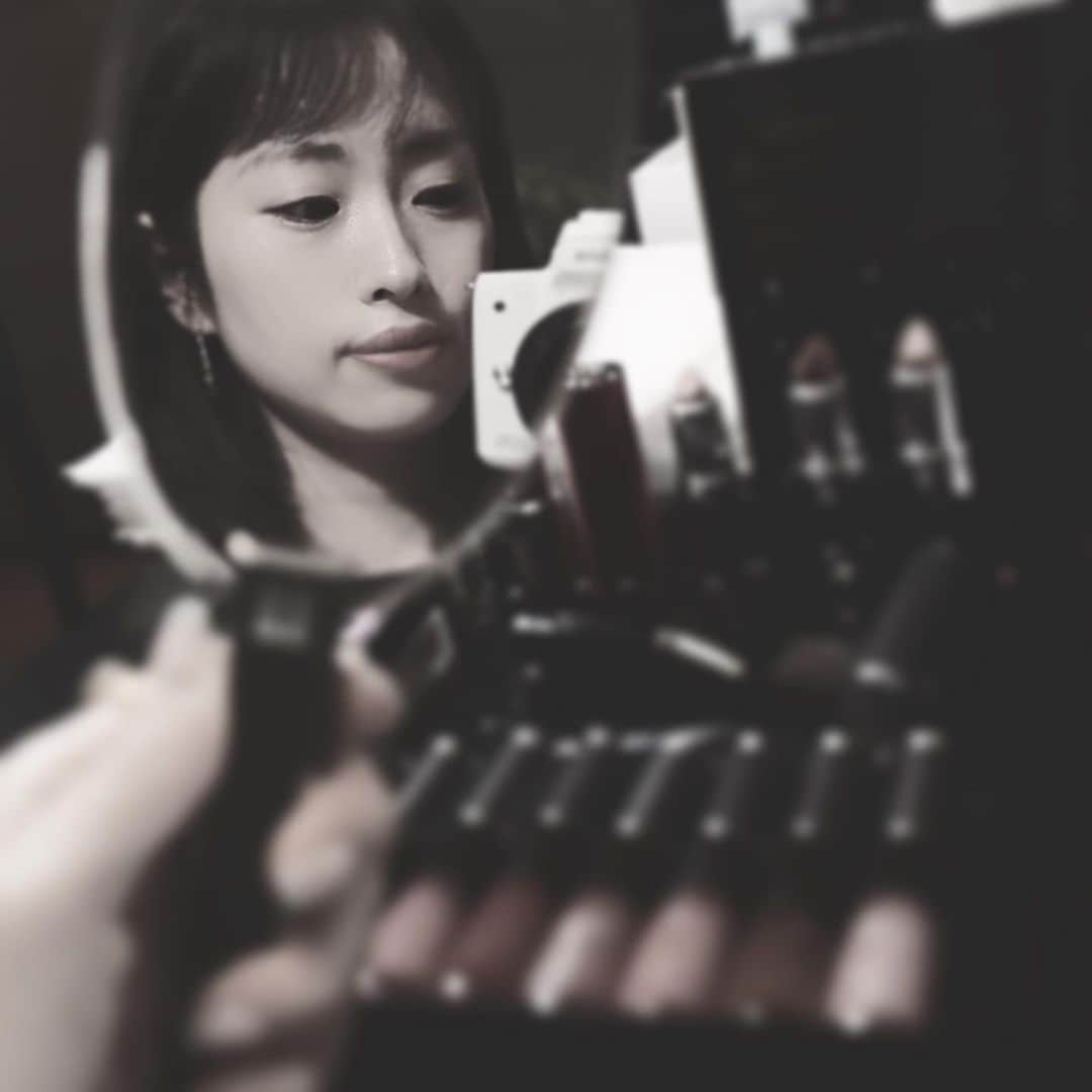 岡本静香さんのインスタグラム写真 - (岡本静香Instagram)「新作コスメはどんどん出てきて、ベスコス審査員もさせて頂く中で、新作チェックをするのは大事なお仕事の一つ。  資料として毎月100個ほど その資料の多さに、辟易される方もいらっしゃる中で、 わたし、結構毎度わくわくしているタイプです。  整理は大変だけれど、他は全く"苦"じゃなく、"らく"   楽💖  本当に好きなことって、その作業やその瞬間に向き合うと、じわぁっと、楽しい気持ちが盛り上がってくること。  基本的にはワクワクすることを、今日はしない…と思ったらその場から離れてみるのも大事よね  好きなもの、好きなこと 自分の大切なもの、気持ち 変えようとしなくても ずっと残る　好き　を  #もちろん新でも旧でも名品は名品 #でぱこすとかぷちぷらとか垣根を超えてらぶ #フラットな目でずっと見たい」9月21日 16時38分 - shizucat