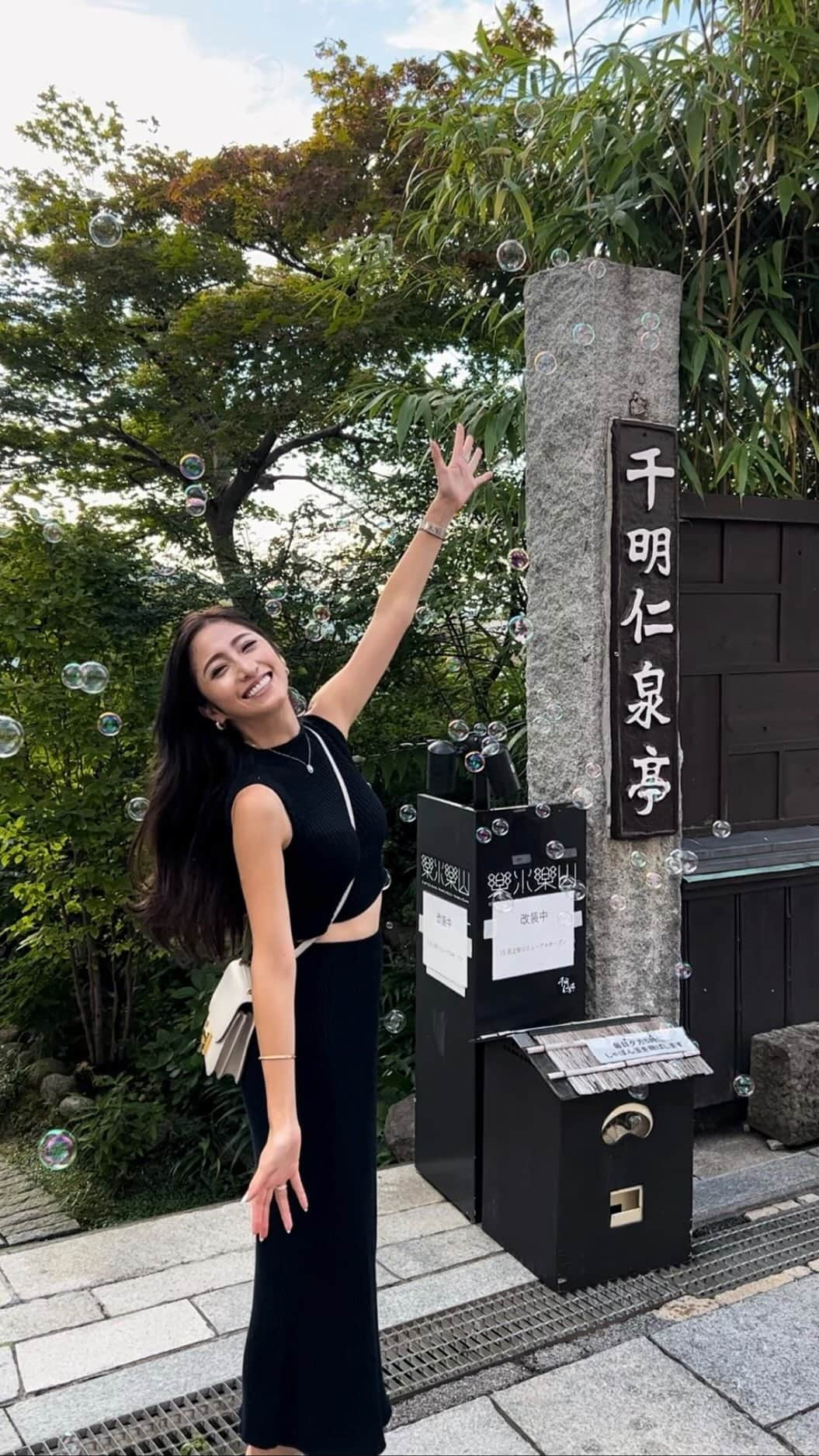 雨宮みずきのインスタグラム：「初めての伊香保温泉👭♨️🫧 #ikahoonsen   玉こんにゃく食べてる時に 友達が虫にびっくりしてて それにビックリした顔🥸😵😲笑 虫よりもさきの声のほうがビックリするの🤣💕 虫全般が大嫌いで苦手なので 現れた虫さんは全部わたしが退治しました😂（追いやったww)  短い時間だったけど旅館でのんびり温泉でゆったり 街もとっても素敵な場所でたくさん癒された🥹♨️  石段街では365段登って 休憩に玉こんにゃく食べて 神社で参拝しておみくじ引いたり 河鹿橋散策したり ロープウェイで山頂まで登って ときめきデッキの輝望の鐘鳴らしたり 歩いてすぐのところに観光できるところがたくさんあって楽しかった〜😍✨✨ 映えなお洒落なカフェもたくさんあったよ〜🤗❣️❣️  日本三大うどんの水沢うどんは 老舗大澤屋本店で食べてきました🤤❤️ 舞茸の天ぷらは定番らしい！ 美味しすぎて追い麺した🤣🍜🙏  大満足なプチ旅行でしたん😘 箱根や伊豆も都内から近いけど 伊香保も新幹線ですぐ行けて 温泉でのんびりするのにとってもおすすめな場所😆♨️  秋の紅葉の時期も絶対に綺麗だろうから また行きたい〜🥹☺️🍁  #伊香保 #伊香保温泉 #伊香保神社 #石段街 #伊香保グルメ #伊香保石段街 #伊香保観光 #河鹿橋 #onsen」