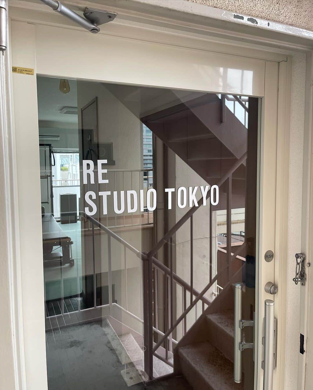 鈴木あやさんのインスタグラム写真 - (鈴木あやInstagram)「シンプルな感じにちょっぴり改装したピラティススタジオ @re_studiotokyo 🤎🌿 改めて… 2019年に東京 表参道にオープンしたRe StudioTokyoの"Re"には3つの意味を込めています ■Relax(リラックス) ■Release(解放) ■Reborn(生まれ変わる) ピラティスをする中で程よいリラックス感を感じ、ご自身の身体と心を解放させ、より良い理想な身体に生まれ変わる。  完全プライベート個室の空間で、リラックスしながら身体を動かすことにより脳から刺激して意識を高め、時にはだらけてしまいそうになるトレーニングを特別な時間に出来るような空間を提供させていただきます。  最初に掲げたコンセプトはブラさない どんな時も軸をブラさない事が大切 本気でやればお客様に伝わる  私も早くピラティスレッスン再開できる日を楽しみにしています🧘‍♀️💫 @re_studiotokyo では絶賛スタッフ募集中です📍✨ スタジオInstagramにDMお願い致します📩  #pilates #pilatesreformer #merrithew #ピラティス #ピラティススタジオ #ピラティスインストラクター #ピラティスレッスン #ピラティス女子 #スタッフ募集 #🧘‍♀️」9月21日 16時33分 - techitechiaya