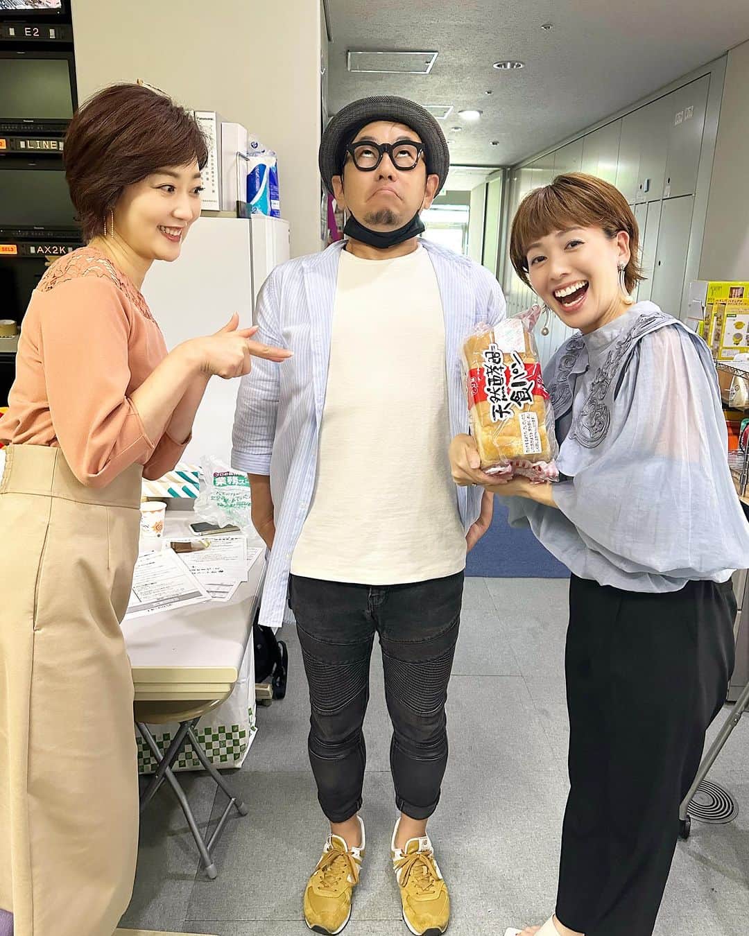 池尻和佳子さんのインスタグラム写真 - (池尻和佳子Instagram)「食パンを色んな人に配っている人見つけました。優しいカトジュンさん。」9月21日 16時33分 - wakako_ikejiri_rkb
