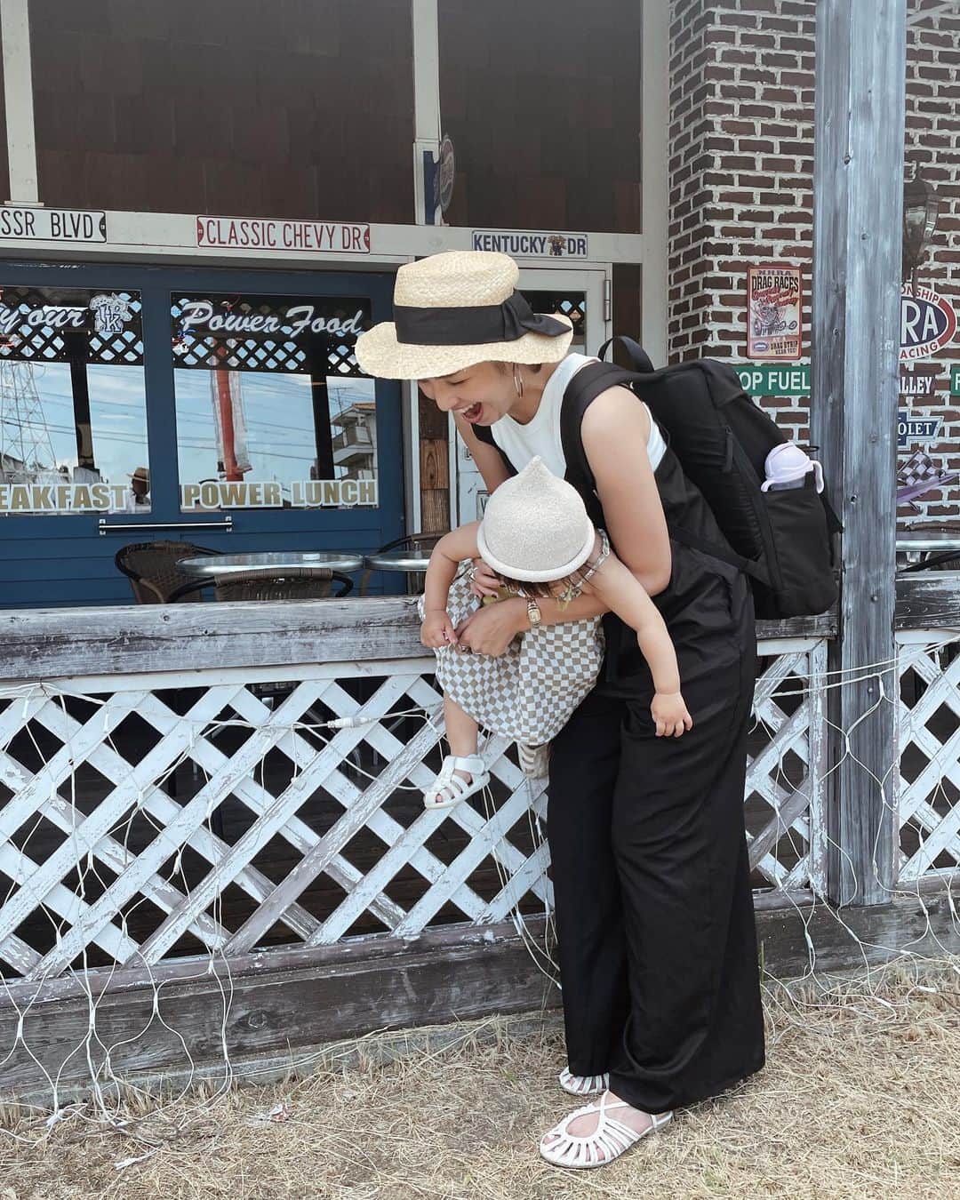 ungrid_maiさんのインスタグラム写真 - (ungrid_maiInstagram)「. 陽が暮れるのめちゃ早くなってきて いよいよ夏も終わりかぁって ふと写真遡ってみてる🍂🌝  小ギャルと過ごす２回目の夏も一瞬やった。 こんな感じで気づいたら大きくなってるんやろな🕊️  何かで見たことがある。 子供に遊んでもらえるのも10歳くらいまでって。 友達ができて、楽しいこといっぱい知って 好きなことや興味のあること、 いろんな人、物に出会えて 遊んでもらえる機会なんてどんどん減っていくんやろうな、、と。 . 今はまだ遊んであげてるって気持ちで 日々を過ごしてたけど いつか私の方が遊んでもらえんくなるんやろうから それまでは全力で遊んであげたいと思うね。 #まぁたまには手抜くやろうけどごめんw  当たり前すぎて忘れるけど 一瞬一瞬を大切にしていきたいわ☺️ 今日もありがとう💓  #ママのひとりごと #ママのつぶやき」9月21日 20時40分 - mai_fukumoto_