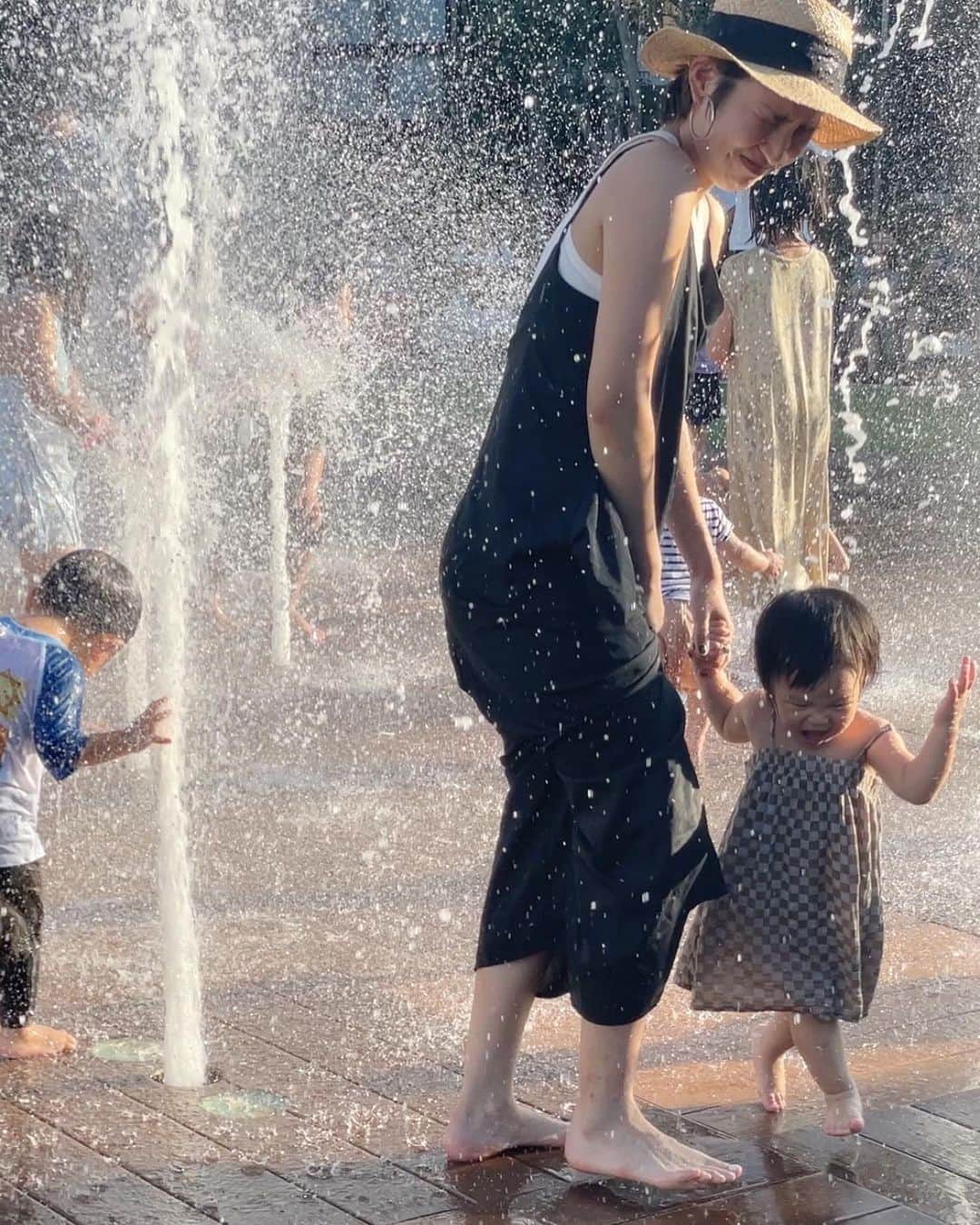 ungrid_maiさんのインスタグラム写真 - (ungrid_maiInstagram)「. 陽が暮れるのめちゃ早くなってきて いよいよ夏も終わりかぁって ふと写真遡ってみてる🍂🌝  小ギャルと過ごす２回目の夏も一瞬やった。 こんな感じで気づいたら大きくなってるんやろな🕊️  何かで見たことがある。 子供に遊んでもらえるのも10歳くらいまでって。 友達ができて、楽しいこといっぱい知って 好きなことや興味のあること、 いろんな人、物に出会えて 遊んでもらえる機会なんてどんどん減っていくんやろうな、、と。 . 今はまだ遊んであげてるって気持ちで 日々を過ごしてたけど いつか私の方が遊んでもらえんくなるんやろうから それまでは全力で遊んであげたいと思うね。 #まぁたまには手抜くやろうけどごめんw  当たり前すぎて忘れるけど 一瞬一瞬を大切にしていきたいわ☺️ 今日もありがとう💓  #ママのひとりごと #ママのつぶやき」9月21日 20時40分 - mai_fukumoto_