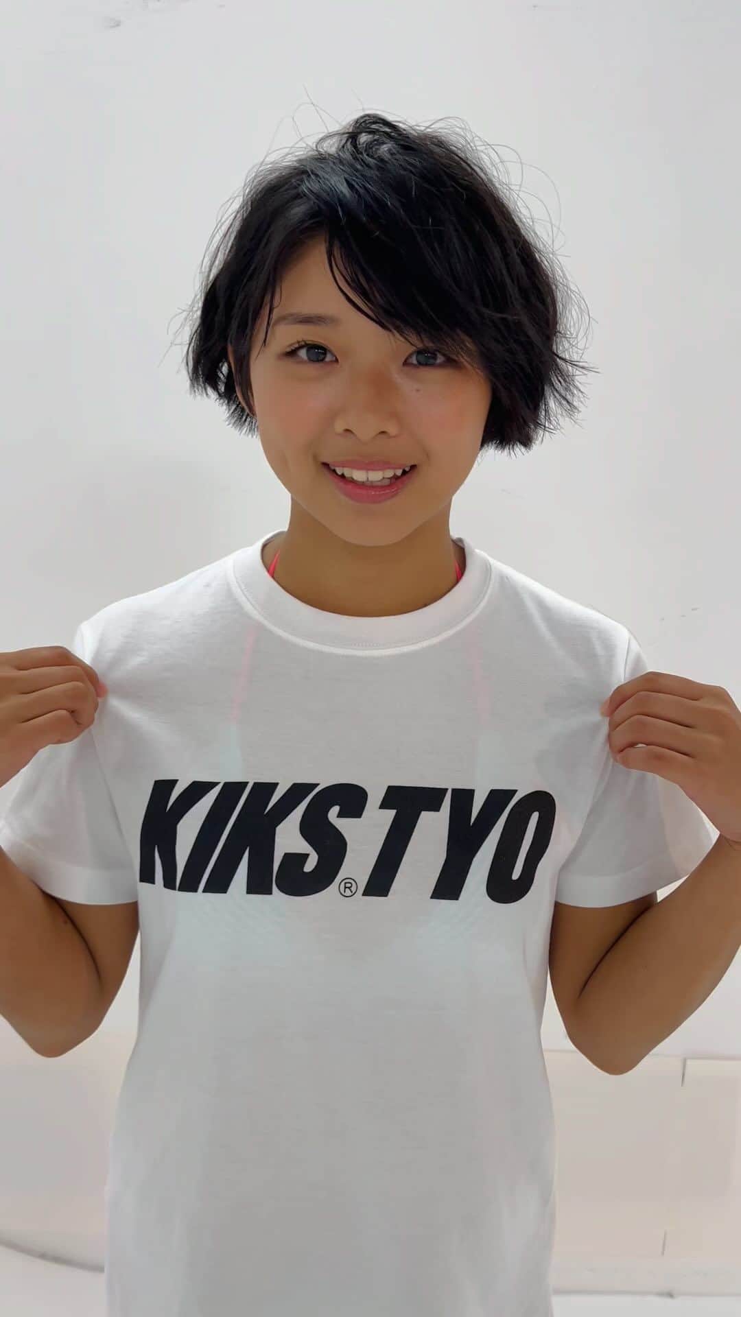 KIKSTYOのインスタグラム：「. KIKS GIRLS TEEに新作が登場!!! 皆様お待ちかねの年に一度の”週刊プレイボーイ"とのコラボレーション企画!!!  今回のモデルには、桑島海空さんを起用。 2004年生まれ、東京都出身。 SNSで「無加工でも可愛い」と話題になり、小柄さと日に焼けた肌と元気なキャラクターで幅広い年代のファンを獲得。 昨年11月グラビアに初挑戦以来、表紙を次々と飾るなど注目を集めている。  抽選で3名様にサイン入りチェキをプレゼント致します。先着順ではありませんので、ご了承下さい。 注）こちらの商品は予約商品となっております。 注）予約商品のため、注文後のキャンセルはお断りさせて頂きます。  注）画像はサンプルです。インクジェットプリントの為、実際とは若干異なる場合がございます。 受注期間 2023年9月22日(金)～2023年10月1日(日)までとなります。 発送は2023年10月下旬予定となります。 予約商品のため、到着日のご指定は頂けません。 . COMING SOON: New KIKS TYO x MIKU KUWAJIMA x WEEKLY PLAYBOY JAPAN Magazine (aka SHUPURE) tees will be available for pre-order at kikstyo.com (Japan) and kikstyoshop.com (International) this FRIDAY SEPTEMBER 22nd.  Pre-order ends Sunday, Octber 1st, 2023 or while supplies last.  Buy these pre-order tees for a chance to win 1 of 5 autographed "Cheki" photos from MIKU KUWAJIMA. Get 1 entry per purchase. Winners will get an exclusive autographed photo with order.  . #kikstyo #kiksgirls #shupure #週刊プレイボーイ #グラビア #mikukuwajima #桑島海空 #logotee #offwhite #aj1 #airjordan1」