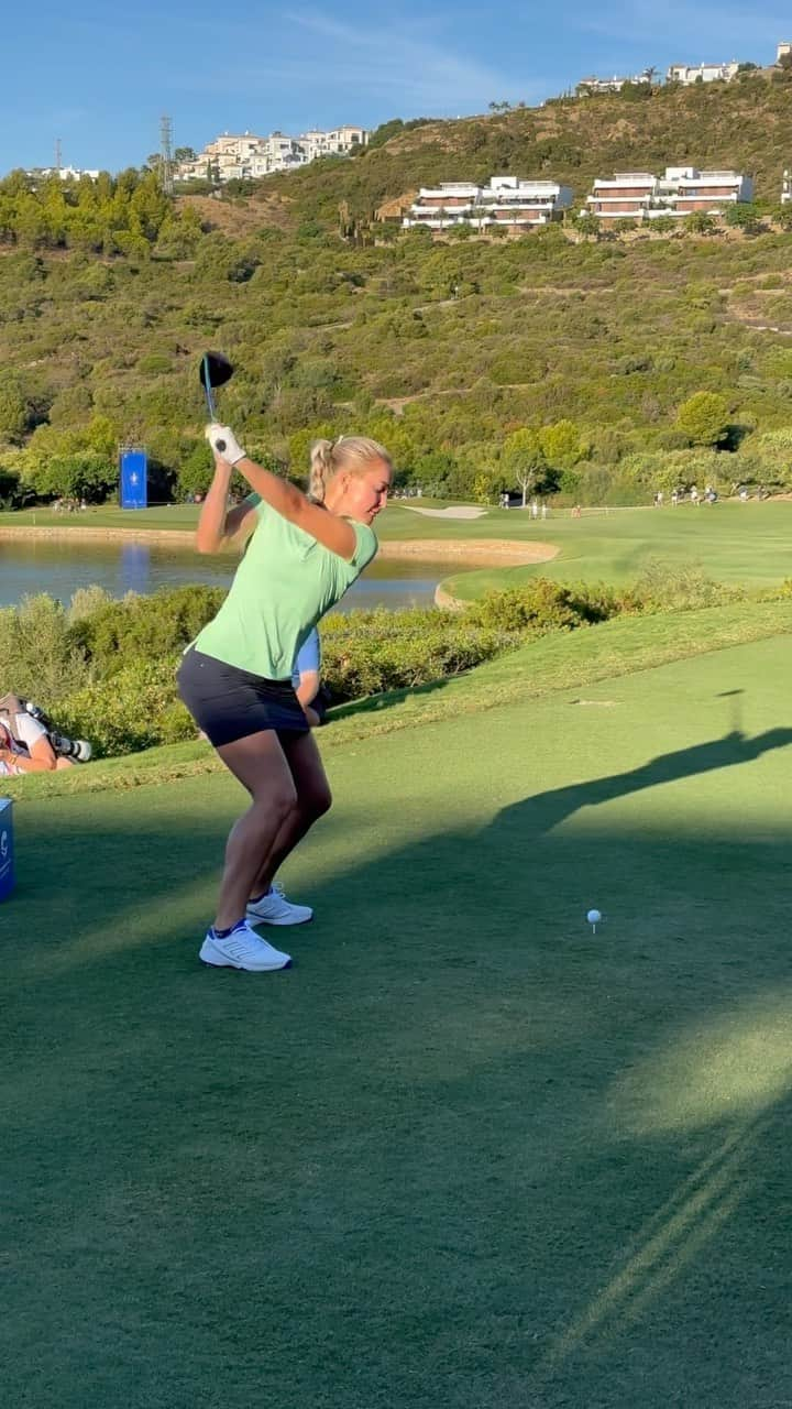 チャーリー・ハルのインスタグラム：「@charley.hull 🆚 the par-4 1st hole  Only one winner 🥇   #TeamEurope | #SolheimCup」