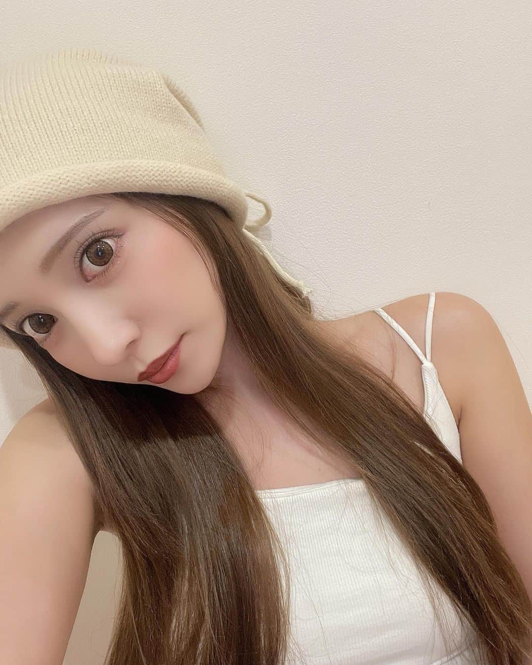 小林愛梨のインスタグラム：「秋ニット帽🍂 まだまだ暑いけどね💦 . 懐かしのたまごっち見つけたの🩵 まめっち出た🫶 . みんな知ってる！？ . . . knit hat @qoo10.official  camisole @forever21_jp  . . . #プチプチコスメ #韓国ヘア  #韓国コスメ #大人かわいいコーデ #韓国ファッション #オルちゃんヘア #おるちゃんファッション #韓国メイク #dolly #ヘアケア #ヘアスタイル #サラサラヘアー #髪質改善トリートメント」