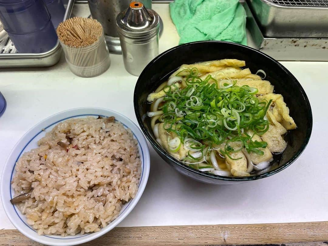 長澤喜稔のインスタグラム：「大阪に来るとそんなお腹空いてなくてもつい食べちゃう天政のきざみうどん(300円)とかやくご飯(288円)  #大阪グルメ  #なんばグルメ  #うどん  #天政」