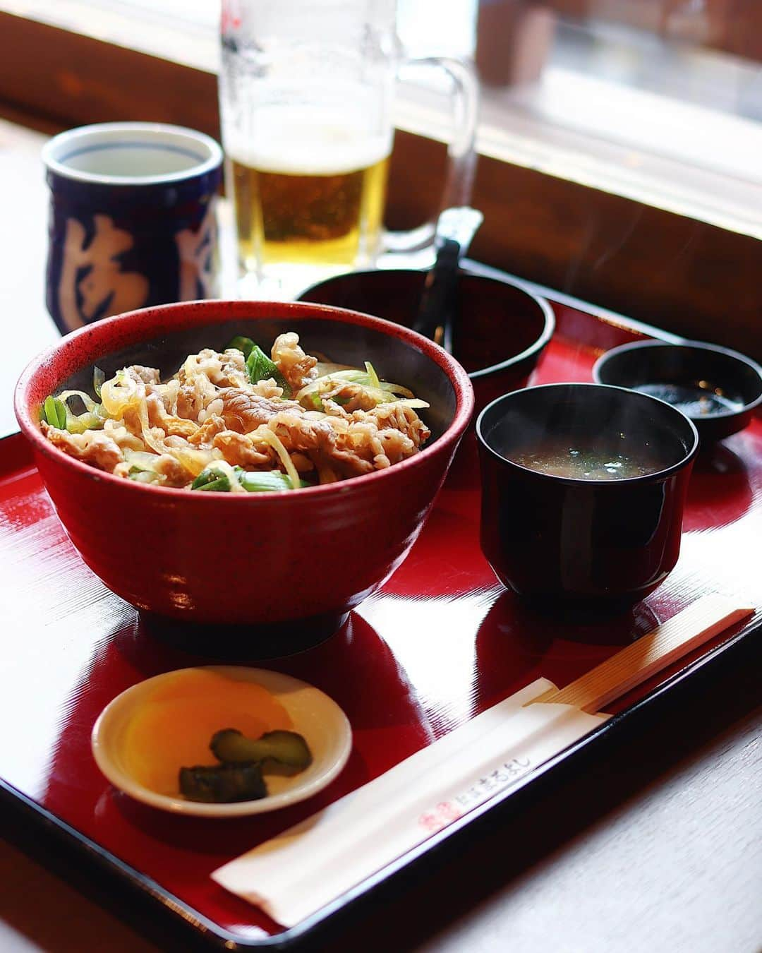 rei_nyanzのインスタグラム：「🍺🐃 　 　 娘がご馳走してくれた ビールと松坂牛鍋丼…❤︎ 　 こういう情景を伴った味は 記憶に残る風景になりますね 　 コロッケも美味しかった〜🤤 　 　  遭遇した #来る福招き猫まつり は 今年が29（ふく）回目ということで 例年以上に福が重なる節目の年だそう😺 →しかも娘は29日産まれ🤭 　 　 しょぼペロ爆睡地域猫にも出逢えて 各所での動物達からの癒しにも感謝 ✧🙏🏻 　 　 　 　 　 　 　 #伊勢おはらい町  #松坂まるよし  #松坂牛鍋丼  #松坂牛  #おはらい町  #おかげ横丁  #生ビール  #地域猫  #福猫  #旅の記録」