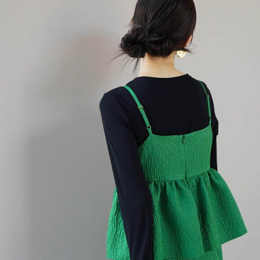 kaene －カエン－さんのインスタグラム写真 - (kaene －カエン－Instagram)「- new -  🏷️Jacquard cami sole dress / ジャガードキャミソールドレス_No.100888 ▪︎color : green / black ▪︎size : 34 / 36 / 38 ▪︎model : 160cm(size34)  🏷️ Lamelot mellow tulle innerwear / ラメロットメロウチュールインナー_No.010486 ▪︎color : greige / black ▪︎size : FREE  🏷️Bell-sleeved blouse / ベルスリーブブラウス_No.010485 ▪︎color : off white / black ▪︎size : FREE  coordinate＿＿＿＿＿＿＿＿＿＿＿＿＿＿＿＿＿＿＿  ・・BLACK・・ 🏷️Round pearl ear cuff / ラウンドパールイヤーカフ_No.031786 ▪︎color : gold ▪︎size : FREE  🏷️ pointed flat pumps /  No.050015 ▪︎color : silver / dark gray ▪︎size : 35 / 36 / 37 / 38 / 39  ・・GREEN・・ 🏷️ Clap round earrings / クラップラウンドイヤーカフ_No.031792 ▪︎color : gold ▪︎size : FREE  🏷️Asymmetrical strap pumps /  アシメストラップパンプス_No.050018 ▪︎color : pink / black ▪︎size : 35 / 36 / 37 / 38 / 39  #kaene #occasiondress  #ゲストドレス  #結婚式コーデ  #結婚式お呼ばれ」9月21日 16時41分 - kaene_official