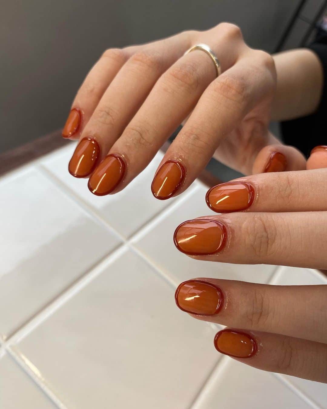 のインスタグラム：「秋のお爪にしてもろたよ🍁🍂 とぅるとぅる囲みかわいい🧡 yukoちゃんいつもありがとう〜ᴖᴖ   #秋ネイル  #nailart」