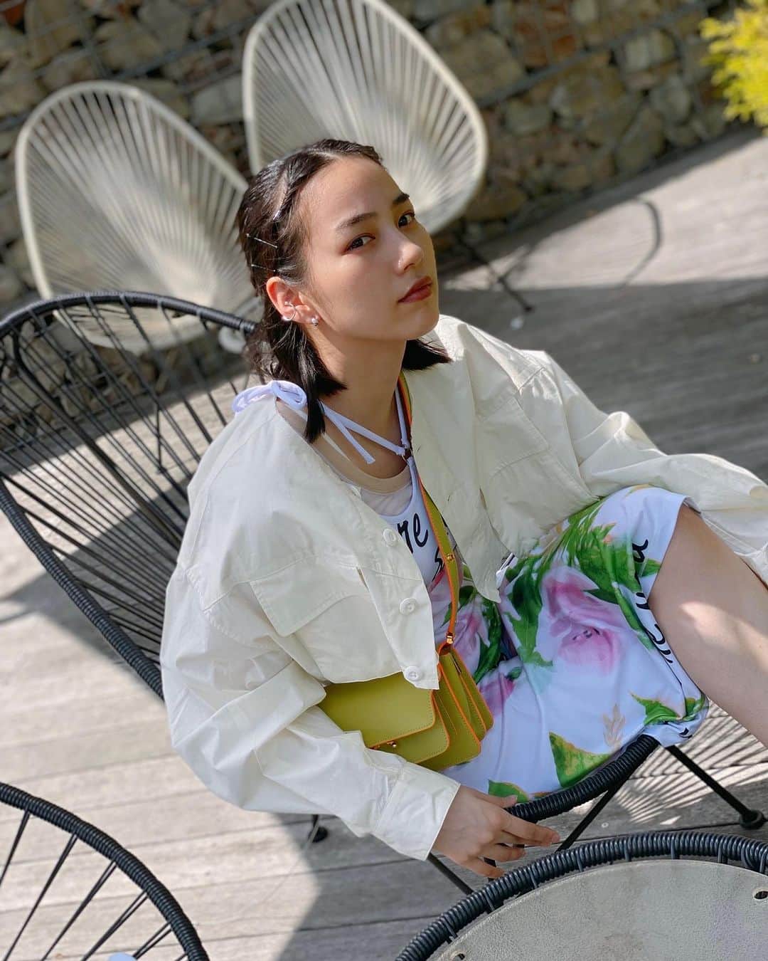 のん（能年玲奈）のインスタグラム：「あるアートの締め切りを追い込む為に旅行に行ったんだけど、思いっきり遊んできたよーー。 雨に降られた日もあったけど、楽しくお買い物もできて描いたものも最高のものが出来そうで、素敵な旅となりました💃 みんなは遊べてる？」