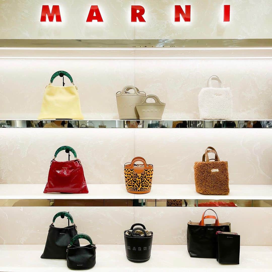 のインスタグラム：「. MARNI RENEWAL OPEN At 1F Baggallery  1F バッグギャラリー「MARNI」が装いも新たにリニューアルオープン。 23年秋冬コレクションをはじめ、色鮮やかなバッグやウォレットが勢揃い。  お買い上げいただいお客様へ、リニューアルを記念したギフトをプレゼント。※プレゼントはなくなり次第終了。  Page2 左)トートバッグ(W27×H22×D11㎝)　119,900円 右)ホーボーバッグ(W22×H18×D7㎝)　102,300円  Page3 左)トートバッグ(W27×H22×D11㎝)　119,900円 右)カメラバッグ(W21×H14×D7㎝)　99,000円  Page4 コインケース　29,700円  Page5 プリズマトライアングルバッグ(W31×H21×D16㎝)　220,000円  Page6 左)プリズマミディアムバッグ(W25×H16×D16㎝)　277,200円 右)プリズマスモールバッグ(W21×H12.5×D10㎝)　247,500円  Page7 左)トランクソフトバッグ(W22.5×H12.5×D7㎝)　212,300円 右)トランクソフトバッグ(W22.5×H12.5×D7㎝)　297,000円  詳しくはプロフィールURLをチェック！@hankyumode  #marni #マルニ #hankyumode #阪急うめだ本店 #うめはん #ファッション #新作 #秋小物 #バッグ #マルニバッグ  #hankyumode23awbag #hankyumode23awshoes #財布」