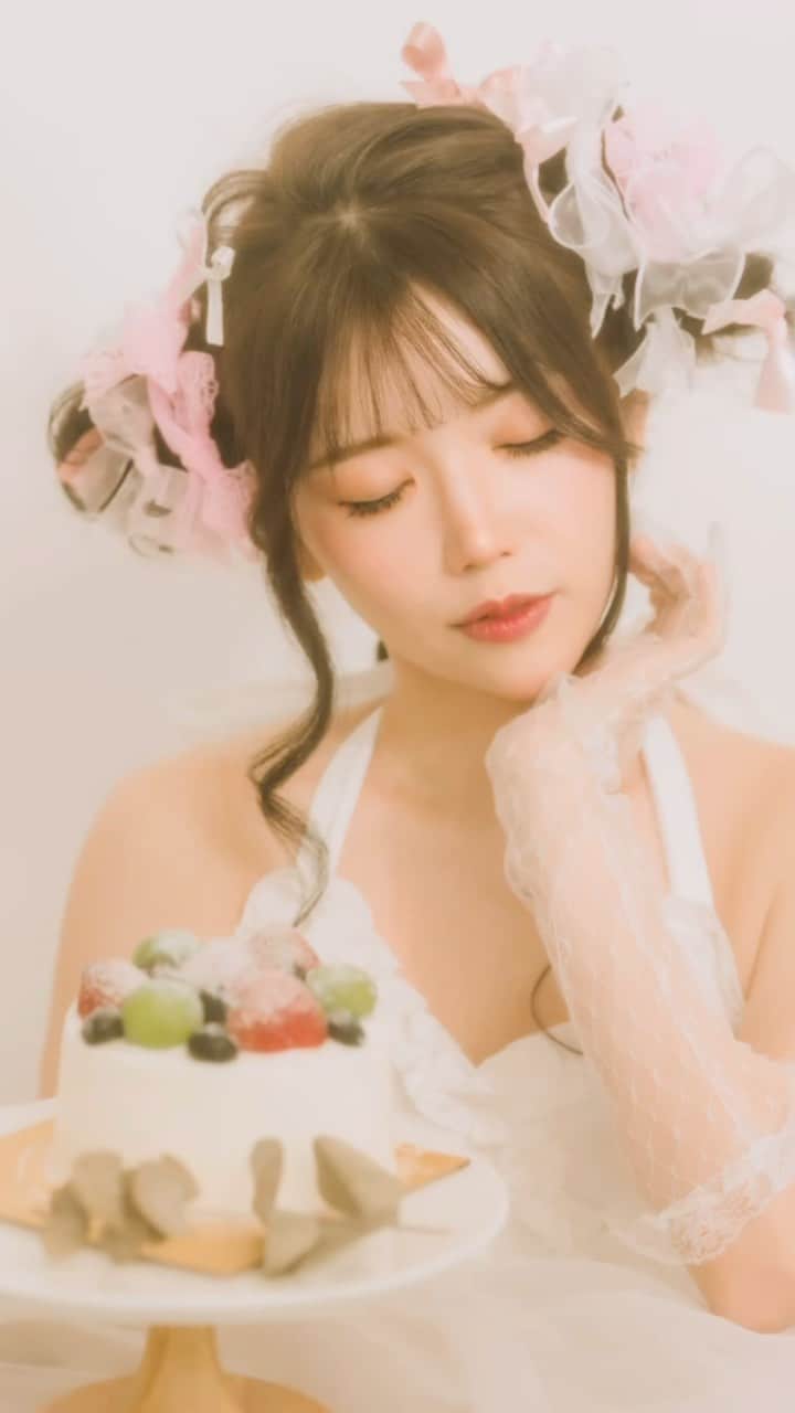 のインスタグラム：「今日はわたしの誕生日🎂 ぴったりなBOBOちゃんとインティちゃんとのデータにしましたʕʘ̅͜ʘ̅ʔ笑  Hair&Make @makeadifferentyou  Photography @erianthefotography  　  #リボンヘア #ツインテール #撮影データ  #量産型ヲタク #量産型女子 #地雷メイク #人像攝影 #人像 # #私影 #ロリータ #ロリータファッション #フリーモデル #インフルエンサー #コスプレ #ヘアメイク #ポートレート #ポートレート撮影 #hkportrait #dolly  #ribbon #lolita #hklolita #lo娘 #sweet #hkbeauty #hkig #攝影 #japanesegirl #cosplay」