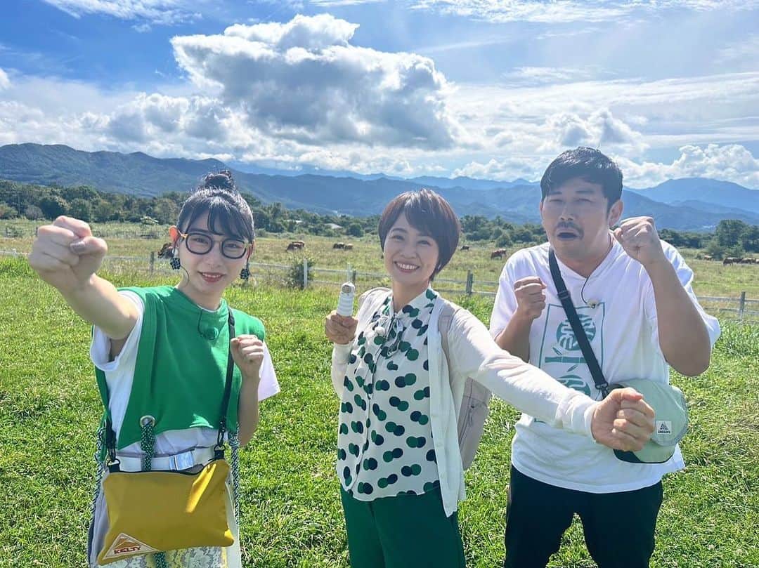 ハシヤスメ・アツコのインスタグラム：「“バスVS鉄道 乗り継ぎ対決旅”の第17弾に参加させていただきましたー！！  ハシヤスメは鉄道チーム🚃  村井さんそして岡野さんと一緒にいっぱい歩いて、時に走って、めちゃ汗かいた2日間でした！！  終わった後に、どれくらい歩いたか聞いたらフルマラソン越えだったらしい！！  びっくり！！！  そして、放送されてなかったけどタクシー待ってる時間に雨でびしょ濡れになった靴下を変えて、3人でお揃いにして団結力深めてました！！！（写真は最後のページに載せたよ🧦）  5本指ソックスの団結力でとても良い鉄道旅でしたー！🚃🚩  #ハシヤスマナイアツコ」