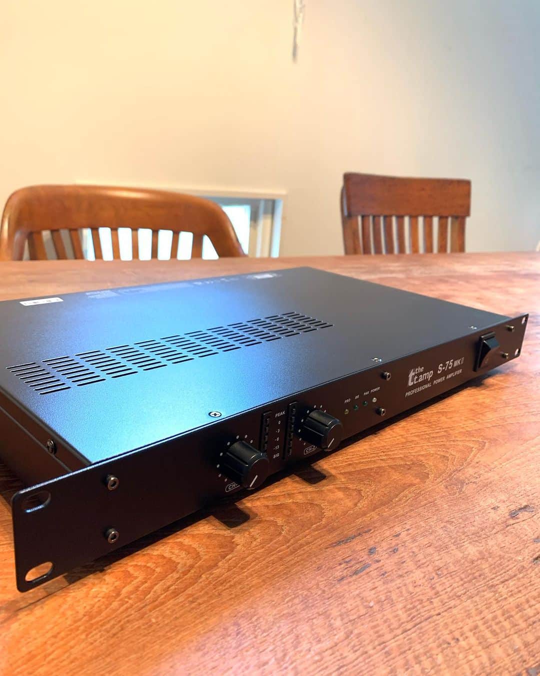 河口恭吾のインスタグラム：「壊れたAMCRON D75A に変わって投入した Thomann S75 mk2  見た目も名前もほぼ一緒 ドイツ設計中国生産のアンプ  昔、ダウントランス電源購入したお店から買いました。  朝、線を繋いでみたが、音が小さい！  何故だ？初期不良品か？  色々と辿って実はスピーカーが壊れている事が判明。  オーディオ用のスピーカー繋いで当面はやっていくことに。  前回のアンプのヒューズ切れた際に過電流でスピーカーも飛んでしまったようです。  続報は明日へ続く…  、#s75mk2  #thomann #アンプ　#アンプ壊れた　#アンプ壊れて買ったらスピーカー壊れた」