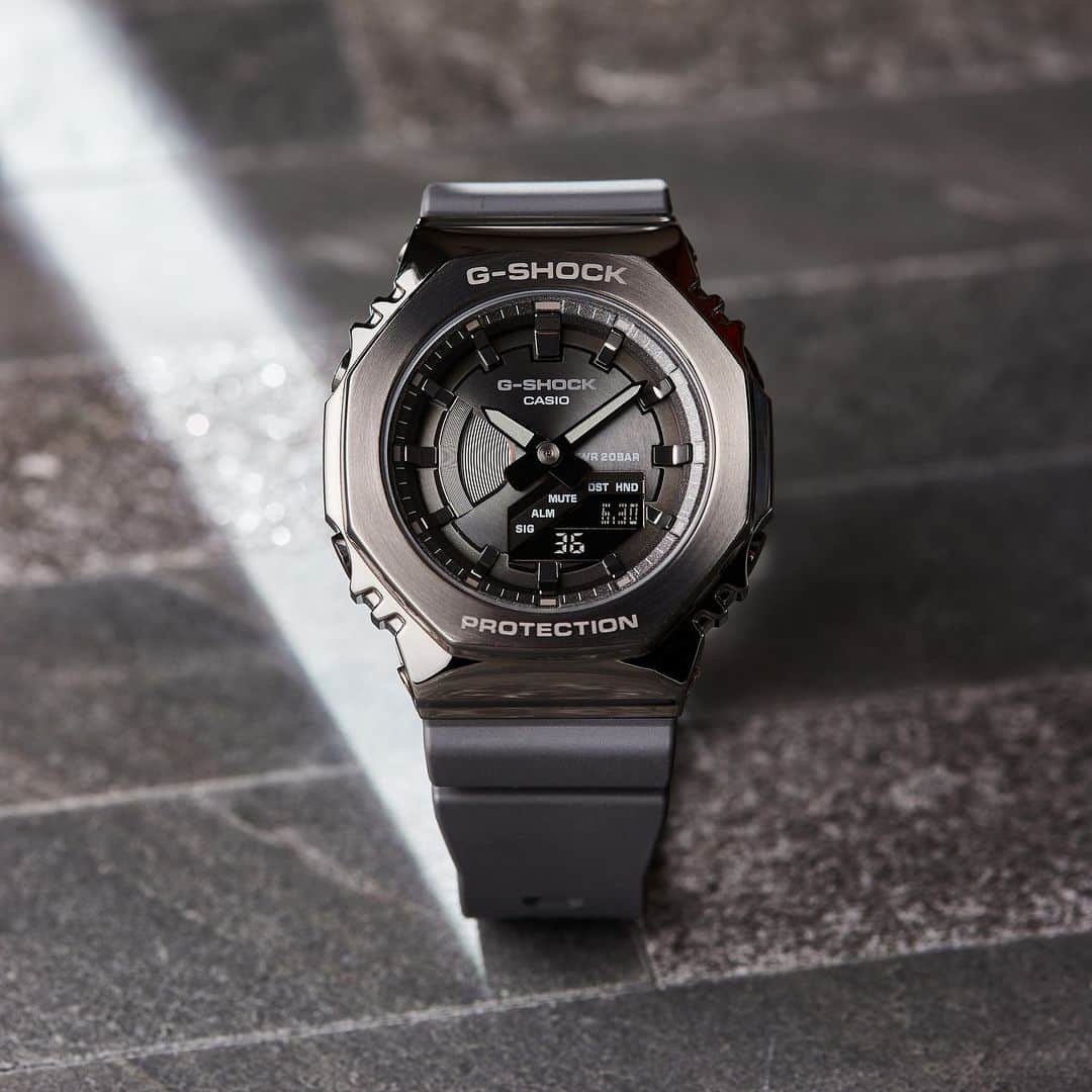 G-SHOCKさんのインスタグラム写真 - (G-SHOCKInstagram)「GM-S SERIES  G-SHOCKには、人気モデルをよりスリム&コンパクトにまとめたシリーズがあるのをご存知ですか？女性にも着用いただきやすい小ぶりなサイズ感で、G-SHOCKのタフさやデザイン性はそのままに、より軽量で快適な着け心地を実現しています。  You may not know this simple, compact, and beautiful— a metal-clad watch with a minimalist design. All the shape and functionality of the original model, now in a smaller size and with more comfortable fit that make it an even easier addition to any wardrobe.  GM-S2100B-8AJF  #g_shock #gms2100 #gshockforwomen #metal #fashion #watchoftheday #腕時計 #腕時計魂 #腕時計くら部 #今日の腕時計 #腕時計コーデ @gshockwomen_jp」9月21日 17時00分 - gshock_jp