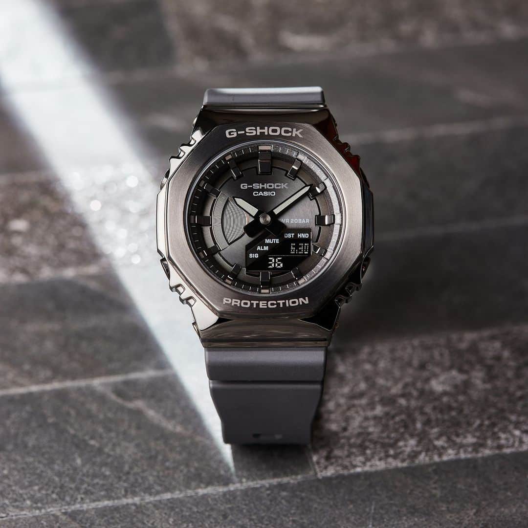 のインスタグラム：「GM-S SERIES  G-SHOCKには、人気モデルをよりスリム&コンパクトにまとめたシリーズがあるのをご存知ですか？女性にも着用いただきやすい小ぶりなサイズ感で、G-SHOCKのタフさやデザイン性はそのままに、より軽量で快適な着け心地を実現しています。  You may not know this simple, compact, and beautiful— a metal-clad watch with a minimalist design. All the shape and functionality of the original model, now in a smaller size and with more comfortable fit that make it an even easier addition to any wardrobe.  GM-S2100B-8AJF  #g_shock #gms2100 #gshockforwomen #metal #fashion #watchoftheday #腕時計 #腕時計魂 #腕時計くら部 #今日の腕時計 #腕時計コーデ @gshockwomen_jp」
