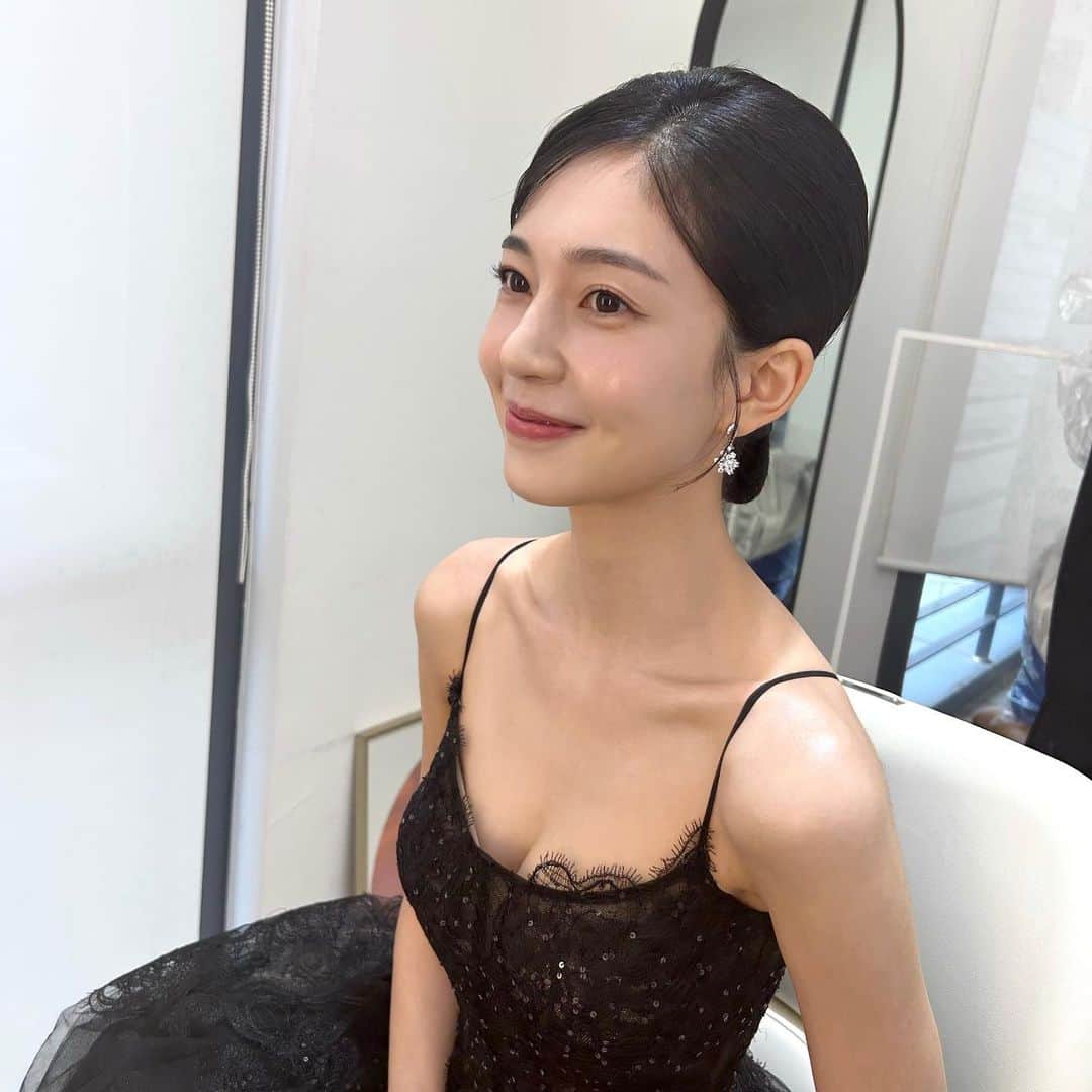 ペク・ジニのインスタグラム：「🩶다녀오겠습니다🖤」