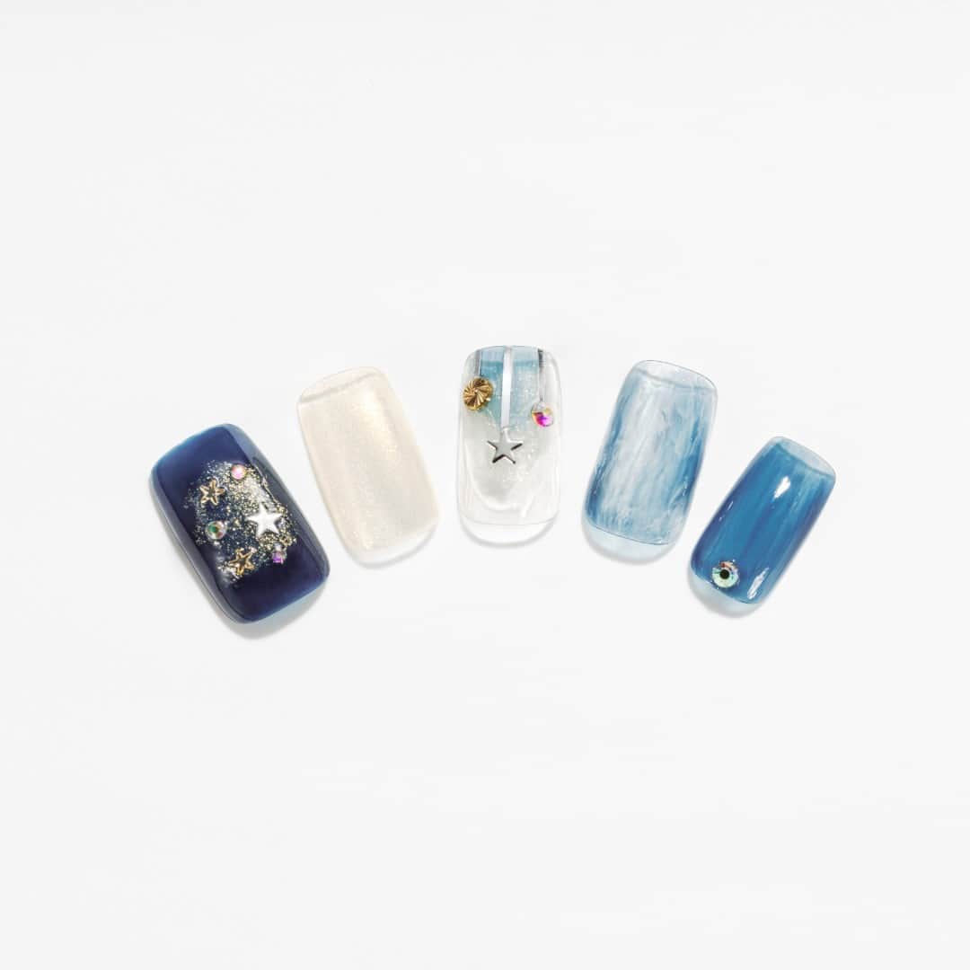 パラドゥ (ParaDo) ネイル部のインスタグラム：「ミニネイル 秋冬新色のご紹介💅✨  トレンドカラーをワンシーズン使い切りサイズの385円（税込）で気軽に試せるパラドゥ　ミニネイル。 2023年秋冬新色が、#セブンイレブン にて発売中✨  今季のテーマは、「Starry Dream（スターリードリーム）」。  小さな星から届いた、きらめきと色。 眩いラメ×深みカラーの全6色。  ～アレンジのご紹介～（使用色：画像2枚目） BL14 ミッドナイトスカイ（ブルー系） 星のパーツを乗せて、 夜空を思わせる、印象的な指先に  ぜひセブンイレブンの店頭でもチェックしてみてください！  #パラドゥ #パラドゥミニネイル #パラドゥネイル部 #プチプラ #コンビニコスメ #セブン #parado #プチプラコスメ #cosme #コスメ #メイク #japancosmetics #코스메틱 #彩妆 #化妝 #seveneleven #Starrydream #パラドゥミニネイル23AW #マニキュア #네일컬러 #네일스타그램 #指甲油 #新色コスメ #セルフネイル #セルフネイル部 #ネイル初心者」