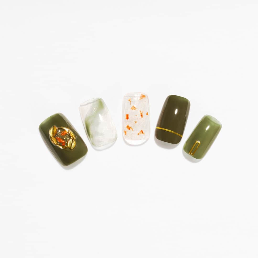 パラドゥ (ParaDo) ネイル部のインスタグラム：「ミニネイル 秋冬新色のご紹介💅✨  トレンドカラーをワンシーズン使い切りサイズの385円（税込）で気軽に試せるパラドゥ　ミニネイル。 2023年秋冬新色が、#セブンイレブン にて発売中✨  今季のテーマは、「Starry Dream（スターリードリーム）」。  小さな星から届いた、きらめきと色。 眩いラメ×深みカラーの全6色。  ～アレンジのご紹介～（使用色：画像2枚目） GN05 サイレントアース（グリーン系） マーブルネイルや１度塗りで、 抜け感のある指先に  ぜひセブンイレブンの店頭でもチェックしてみてください！  #パラドゥ #パラドゥミニネイル #パラドゥネイル部 #プチプラ #コンビニコスメ #セブン #parado #プチプラコスメ #cosme #コスメ #メイク #japancosmetics #코스메틱 #彩妆 #化妝 #seveneleven #Starrydream #パラドゥミニネイル23AW #マニキュア #네일컬러 #네일스타그램 #指甲油 #新色コスメ #セルフネイル #セルフネイル部 #ネイル初心者」