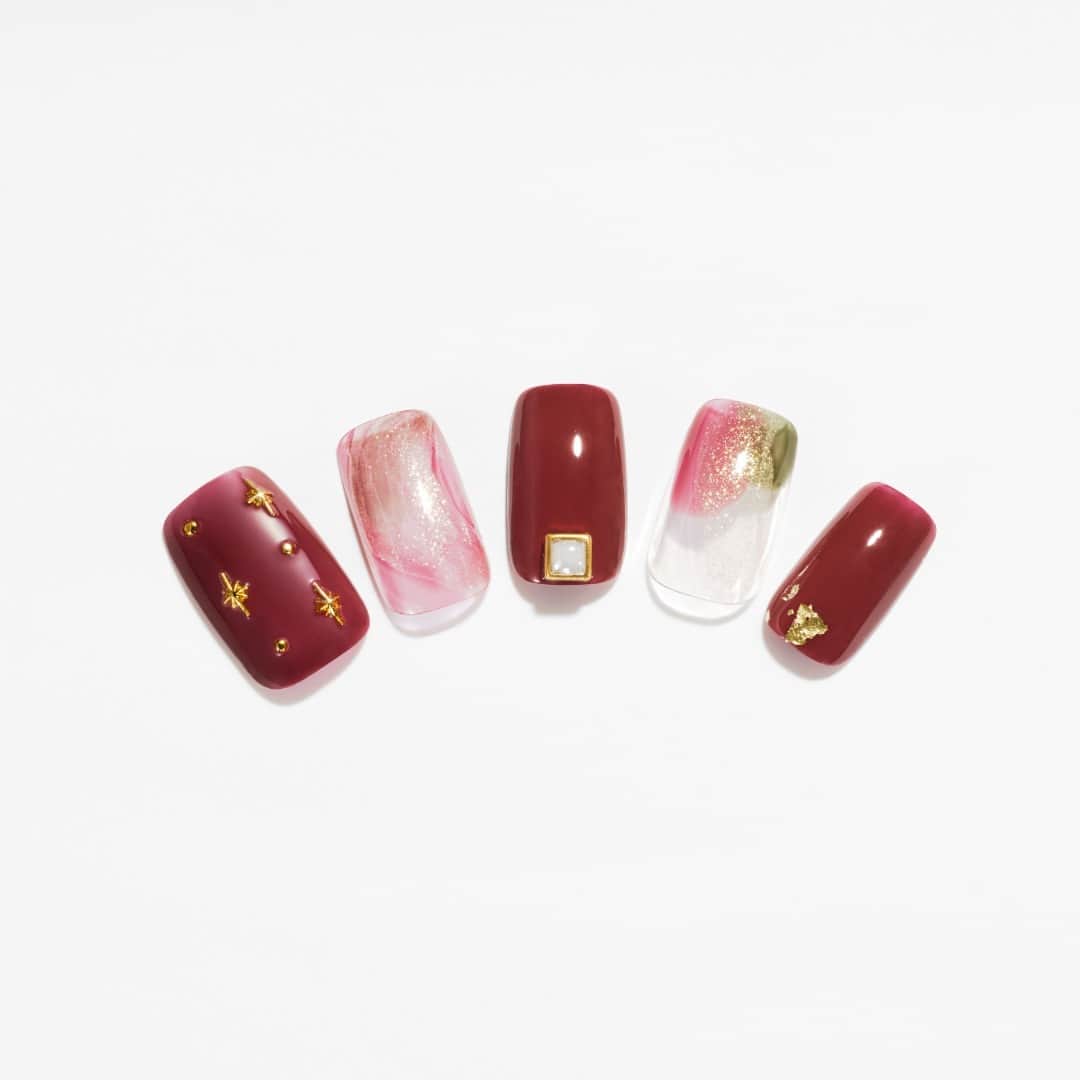 パラドゥ (ParaDo) ネイル部のインスタグラム：「ミニネイル 秋冬新色のご紹介💅✨  トレンドカラーをワンシーズン使い切りサイズの385円（税込）で気軽に試せるパラドゥ　ミニネイル。 2023年秋冬新色が、#セブンイレブン にて発売中✨  今季のテーマは、「Starry Dream（スターリードリーム）」。  小さな星から届いた、きらめきと色。 眩いラメ×深みカラーの全6色。  ～アレンジのご紹介～（使用色：画像2枚目） RD12 ギャラクシーマジック（レッド系） ラメカラーと合わせて、 シックで女性らしい指先に  ぜひセブンイレブンの店頭でもチェックしてみてください！  #パラドゥ #パラドゥミニネイル #パラドゥネイル部 #プチプラ #コンビニコスメ #セブン #parado #プチプラコスメ #cosme #コスメ #メイク #japancosmetics #코스메틱 #彩妆 #化妝 #seveneleven #Starrydream #パラドゥミニネイル23AW #マニキュア #네일컬러 #네일스타그램 #指甲油 #新色コスメ #セルフネイル #セルフネイル部 #ネイル初心者」