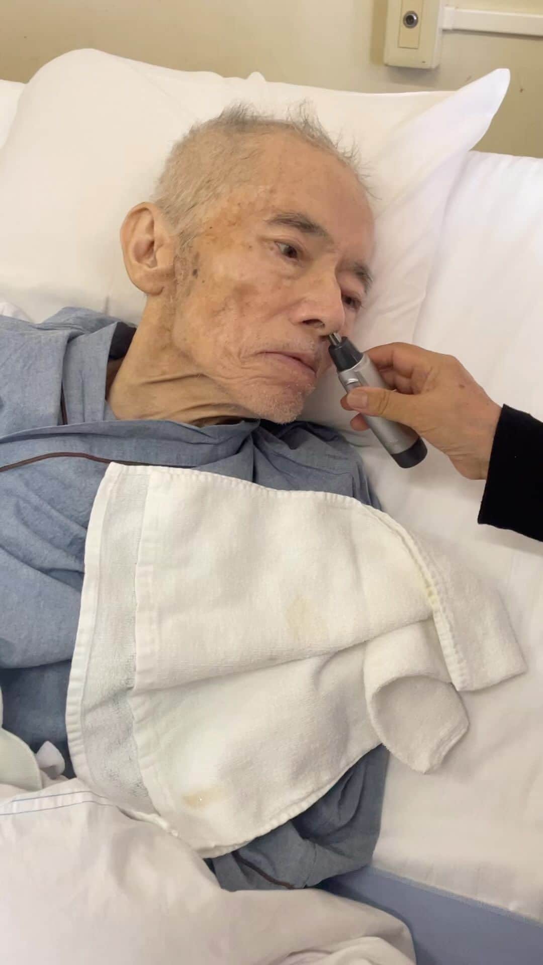 のインスタグラム：「おとん面会 おかんに鼻毛カッターされる👃」