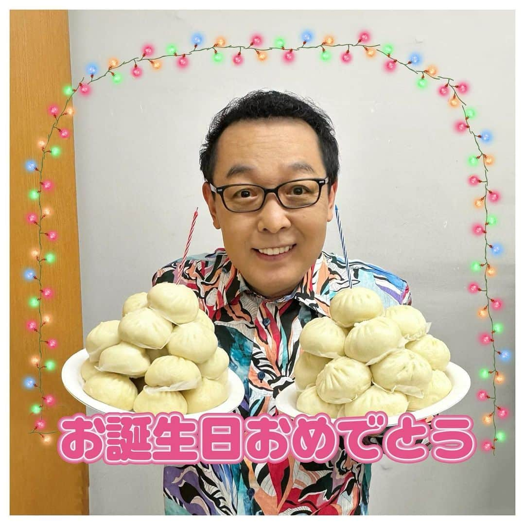 さだまさしさんのインスタグラム写真 - (さだまさしInstagram)「肉まんケーキ🎂 秀明、藤平、おめでとう㊗️ 楽屋サプライズ動画は Ｍass@Ｍaniaのミタが、、、👀 . #誕生日 #おめでとう #サプライズ #さだまさし #sadamasashi #神奈川県民ホール  #まっさマニア #まっさマニアミタ」9月21日 17時08分 - sada_masashi