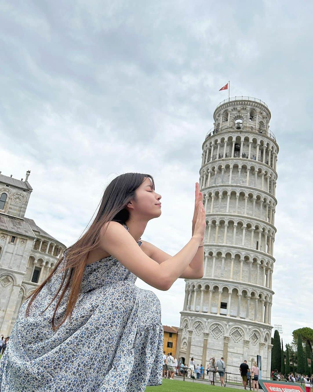 若松来海のインスタグラム：「Pisa 🗼 ちゃんと傾いてた〜☺️🙌🏻 ⁡ ⁡ ⁡  #pisa  #ピサの斜塔  #大聖堂 #世界遺産  #zara  #ナイキ #nike  #nikeairmax  #ワンピースコーデ  #italy #japanese  #イタリア旅行  #ロイヤルカリビアン  #royalcaribbean #クルーズ #cruise #地中海 #meditteranean #チャールズアンドキース  #charlsandkeith #海外旅行」