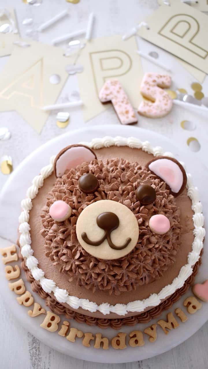 mamiaoyagiのインスタグラム：「𓏸𓐍  𝗕𝗶𝗿𝘁𝗵𝗱𝗮𝘆 𝗴𝗶𝗿𝗹’𝘀 𝗿𝗲𝗾𝘂𝗲𝘀𝘁. 𝗧𝗲𝗱𝗱𝘆 𝗕𝗲𝗮𝗿 𝗖𝗮𝗸𝗲🧸  #bearcake #teddybearcake #くまケーキ　#chocolatecake #誕生日ケーキ #birthday2023 #birthdaycake  #thebakefeed #mywilliamssonoma #feedfeed #wiltoncakes #marthabakes #instacake #instafood #foodphotography #homemade #baking  #foodartproject」
