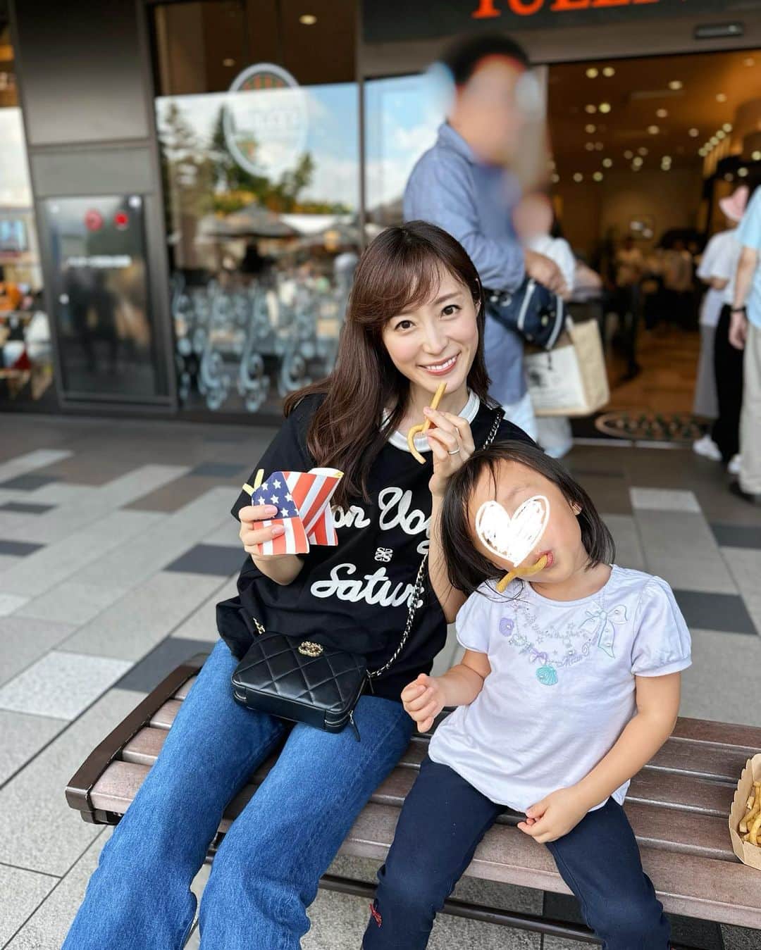 小林真由のインスタグラム：「連休🌱 休日にフライドポテトとアイスクリームは避けられない🍟 少しでも太いジャガイモ感ある方をあげたくても結局細いのがみんな好きなのよね。。😮‍💨 　 ⁡ 韓国で買った @satur_official のTシャツ、 厚手で可愛い♡  ⁡佐久にあるパラダ(冬はスキー場)、少しは涼しいかなと思ったけどとんでもなく暑かったです😮‍💨 ⁡ #ファッション #コーデ #ママコーデ #女の子ママ #男の子ママ #ママライフ #コーディネート #４歳 #3歳 #軽井沢 #旅行 #国内旅行 #子連れ旅行 #長野」
